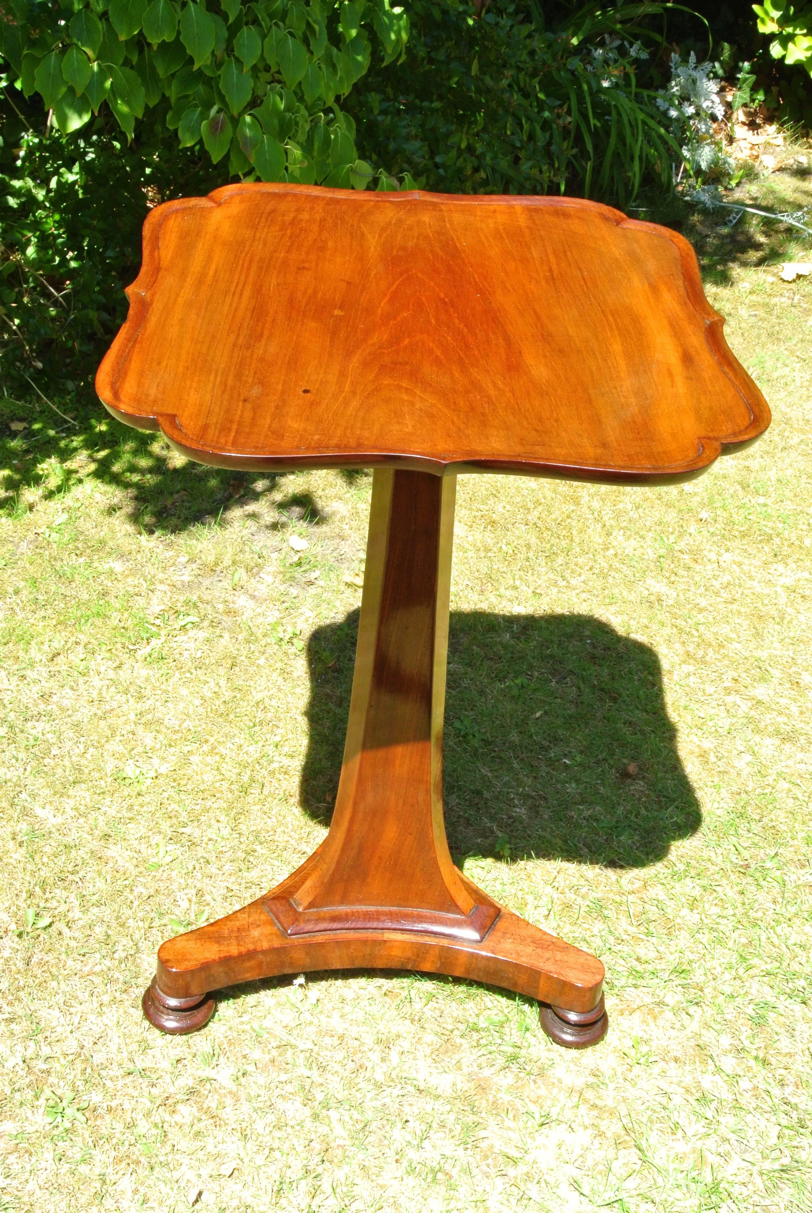 Mid-19th Century Antique Mahogany Dish Top Wine or Lamp Table
