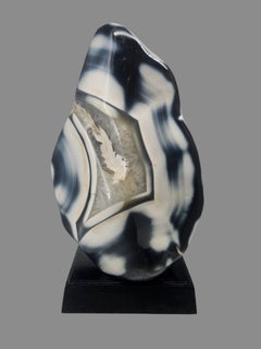 Monumentale scultura in agata Orca del Madagascar da 6 kg con geode drusa su base personalizzata