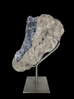 Geode monumentale di celestina del Madagascar da 30 kg su supporto in acciaio su misura