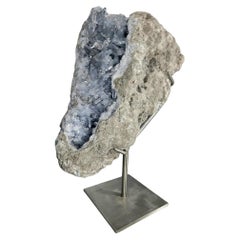 Geode monumentale di celestina del Madagascar da 30 kg su supporto in acciaio su misura