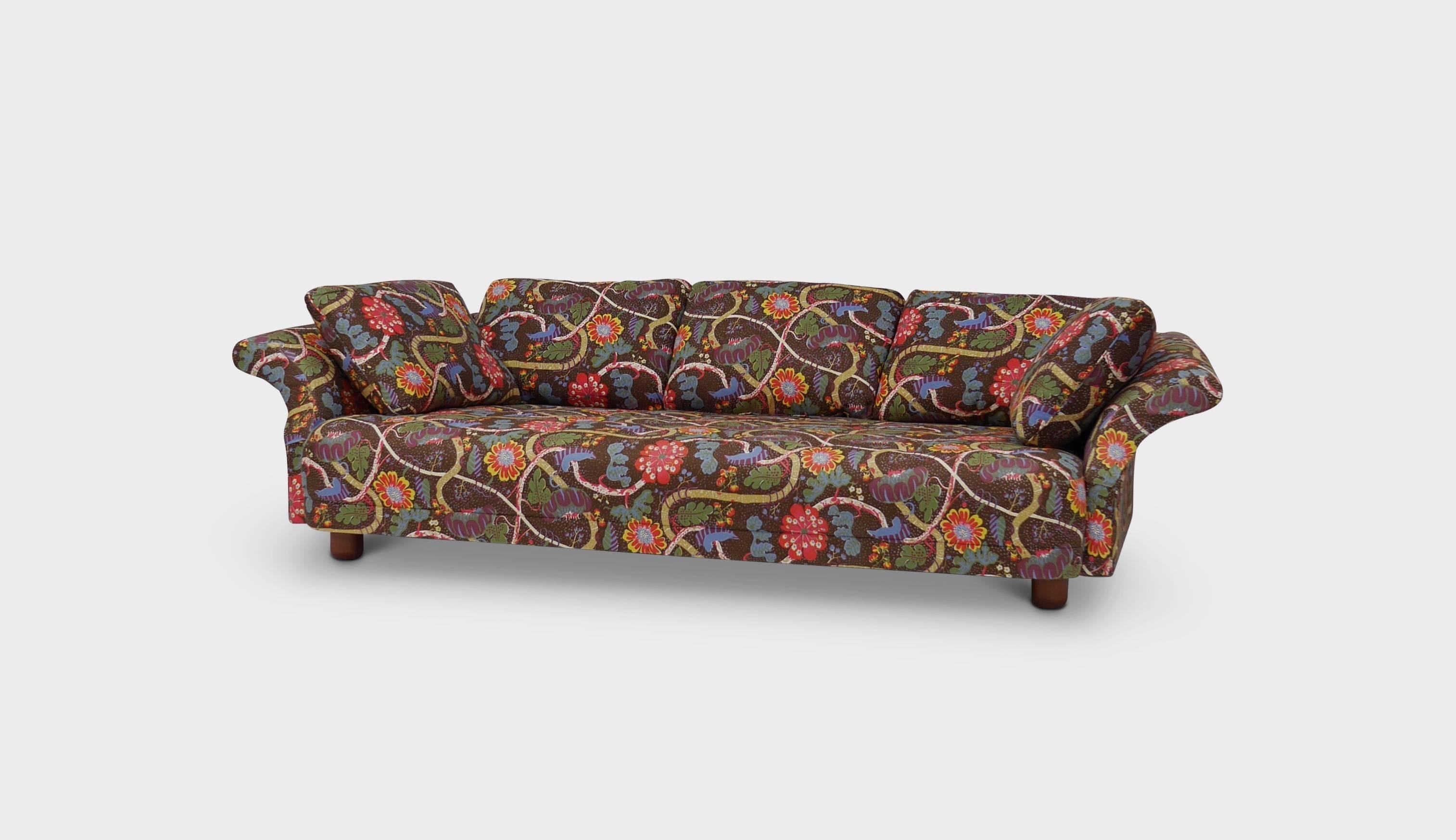 The Liljevalch sofa from 1934 was the first piece of furniture that Josef Frank designed for Svenskt Tenn. It was shown for the first time at the Liljevalch Art Gallery in Stockholm and hence the name “Liljevalch Sofa”. In a letter to Estrid Ericson