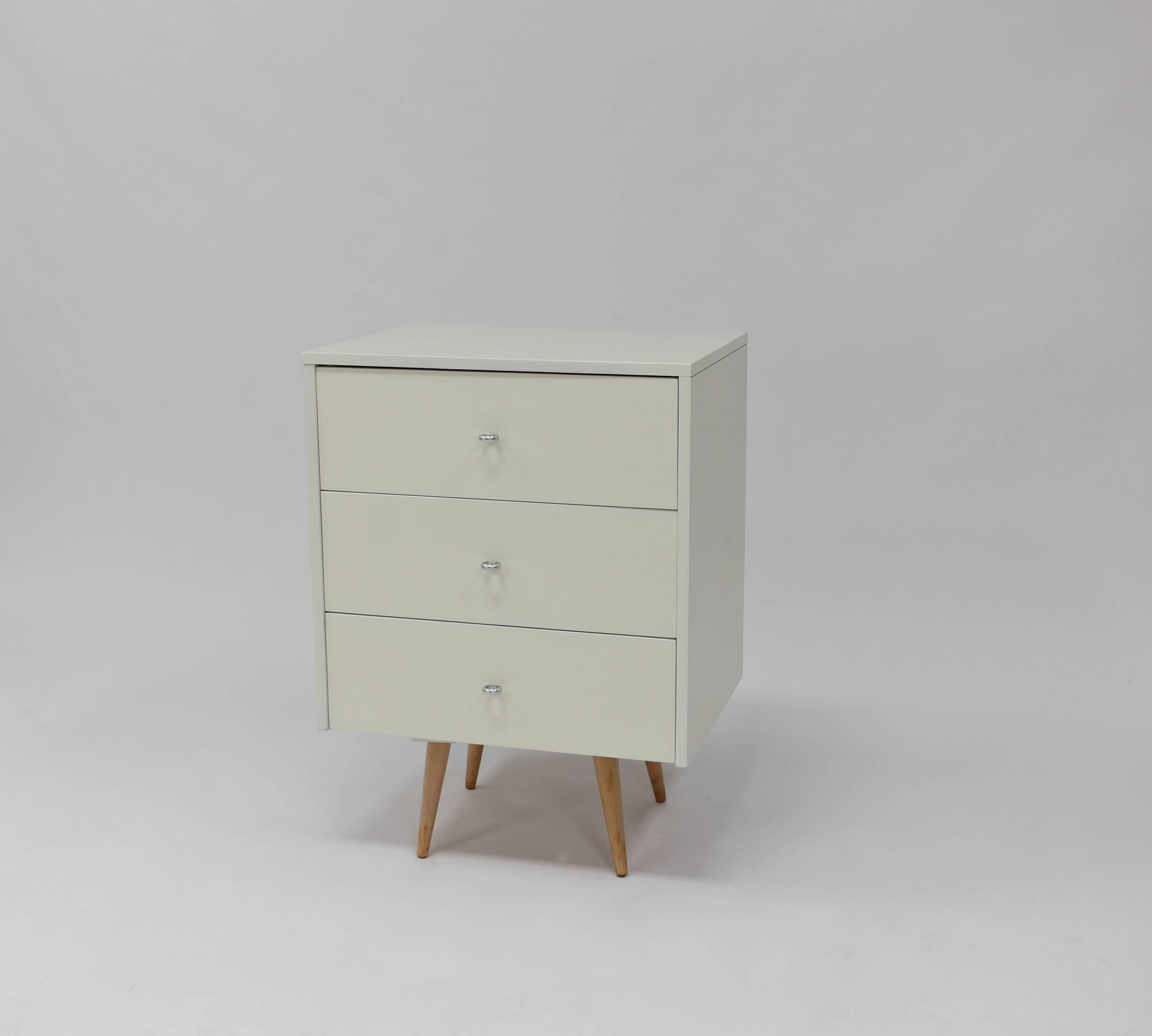 Mid-Century Modern Pair of Nightstands in White Lacquer by Paul McCobb For Sale