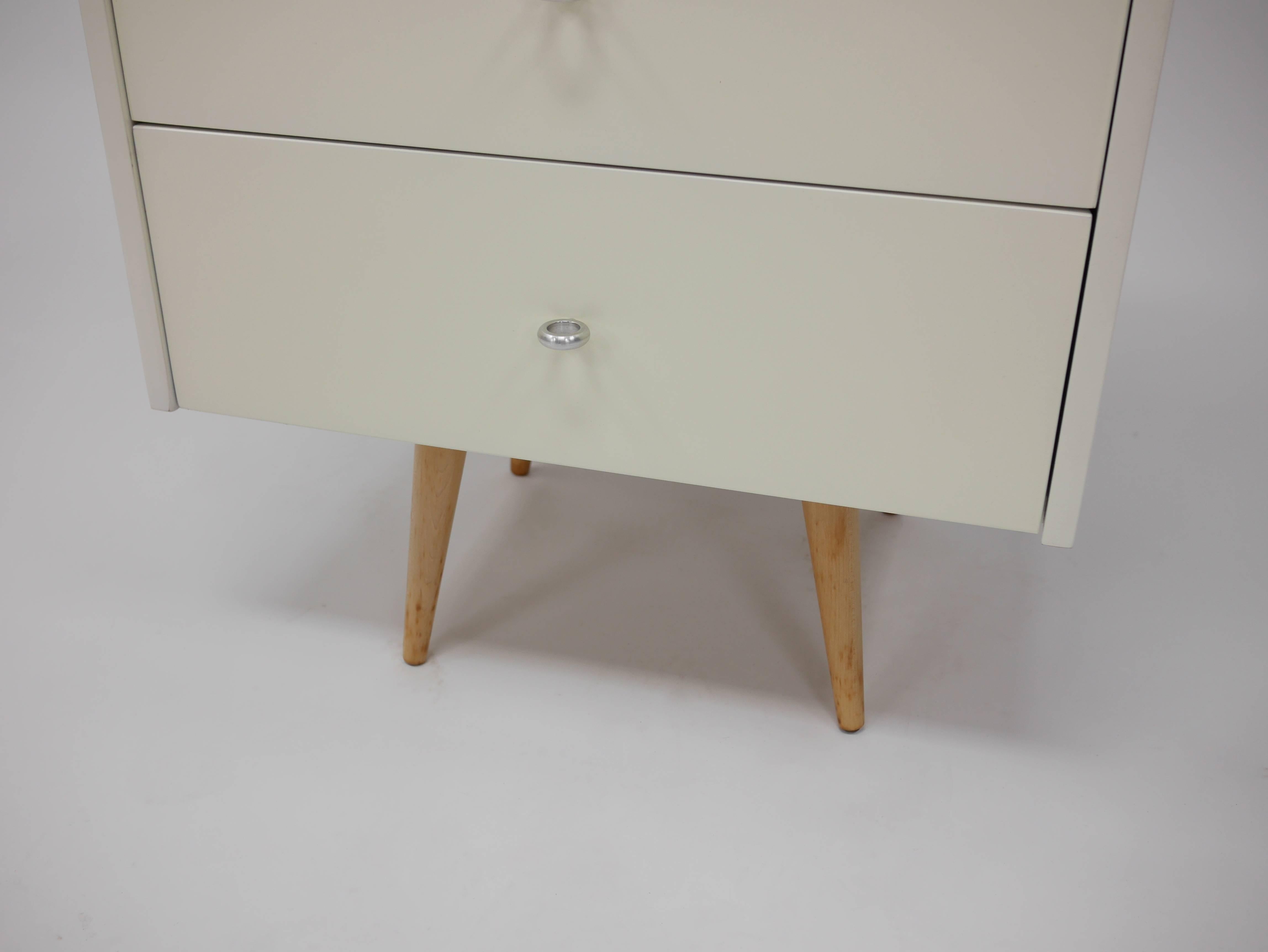 Pair of Nightstands in White Lacquer by Paul McCobb For Sale 1