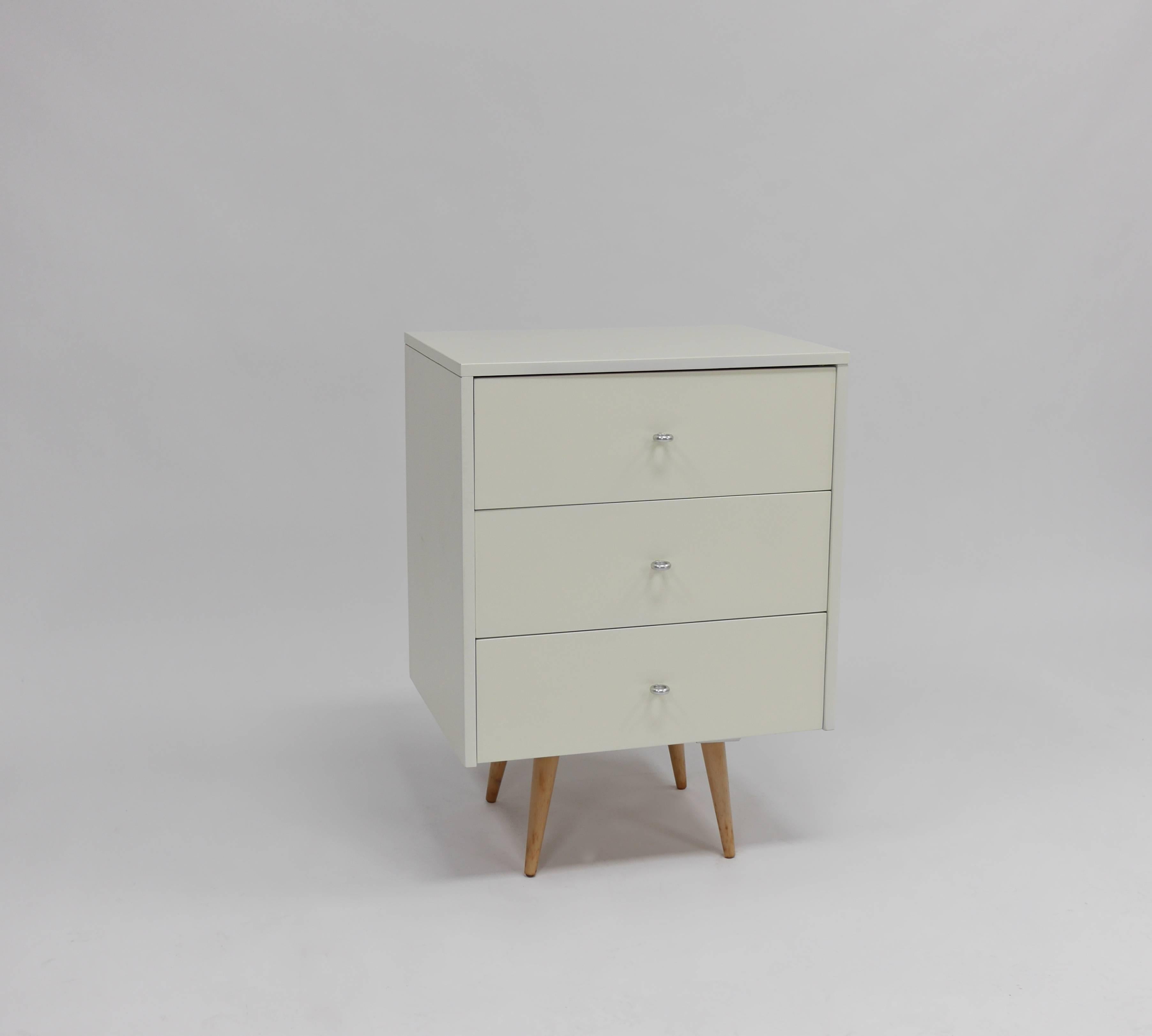 Pair of Nightstands in White Lacquer by Paul McCobb In Excellent Condition For Sale In Hadley, MA