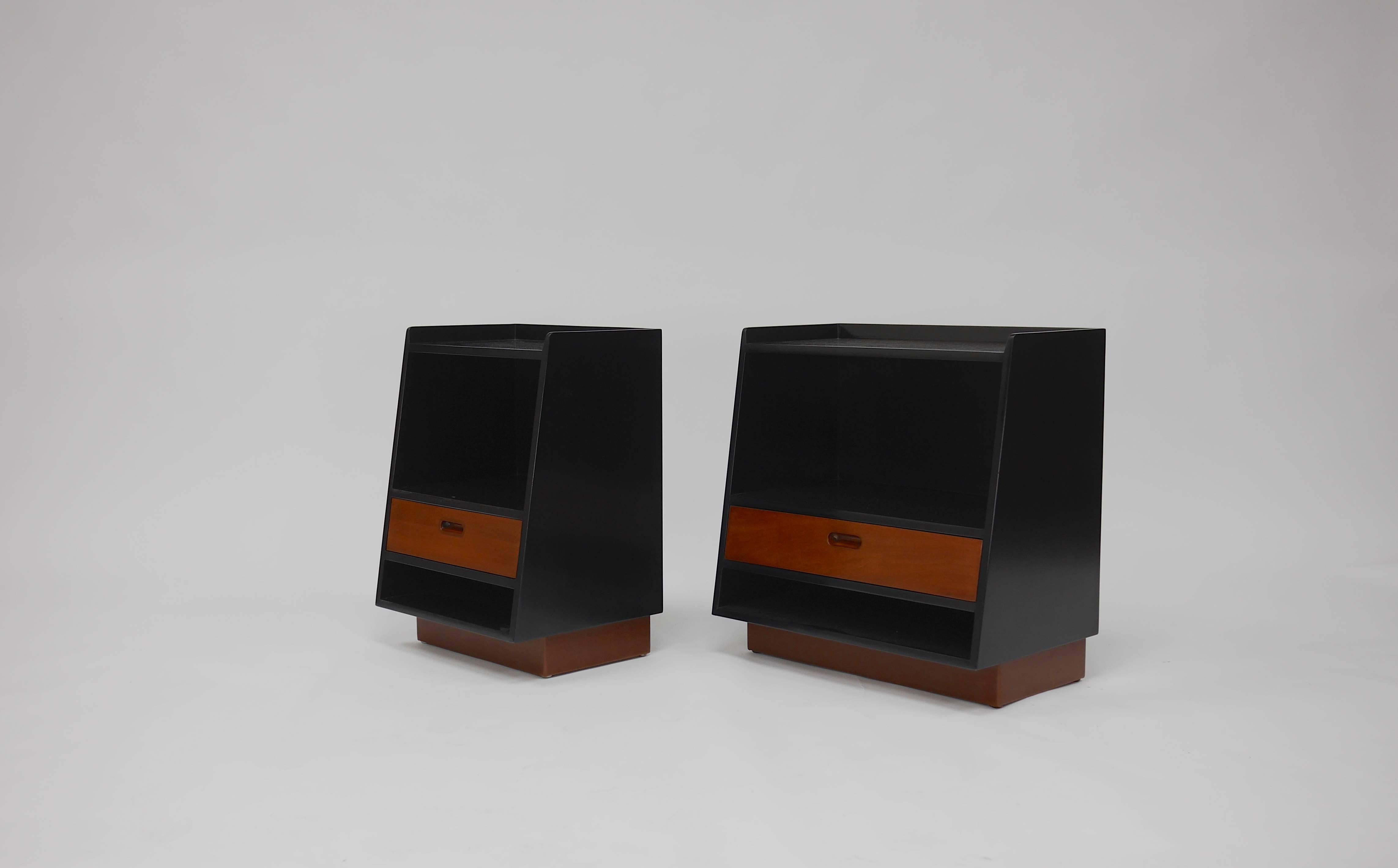 Mid-Century Modern Pair of Nightstands by Edward Wormley for Dunbar For Sale