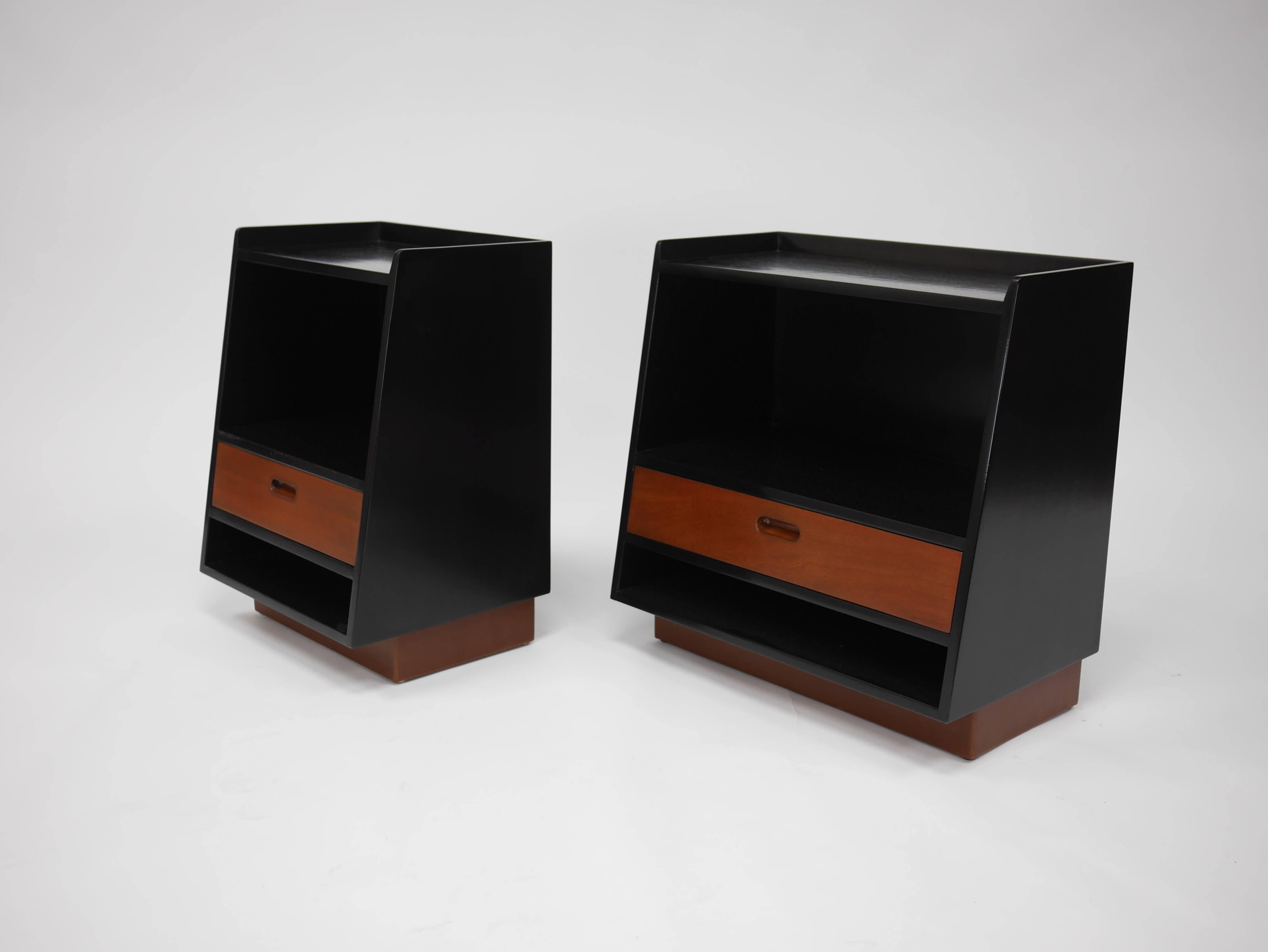 20th Century Pair of Nightstands by Edward Wormley for Dunbar For Sale