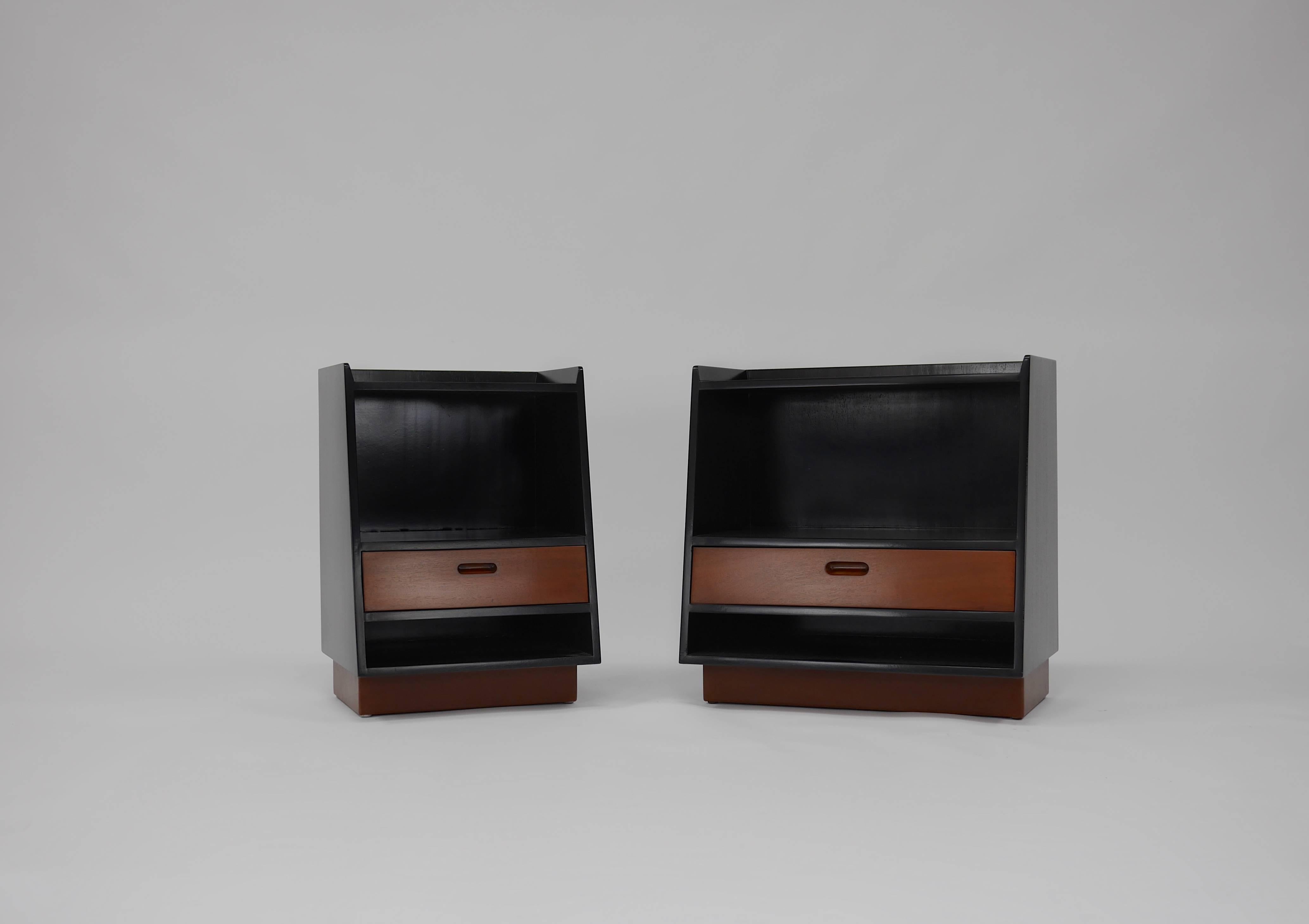 Pair of Nightstands by Edward Wormley for Dunbar In Excellent Condition For Sale In Hadley, MA