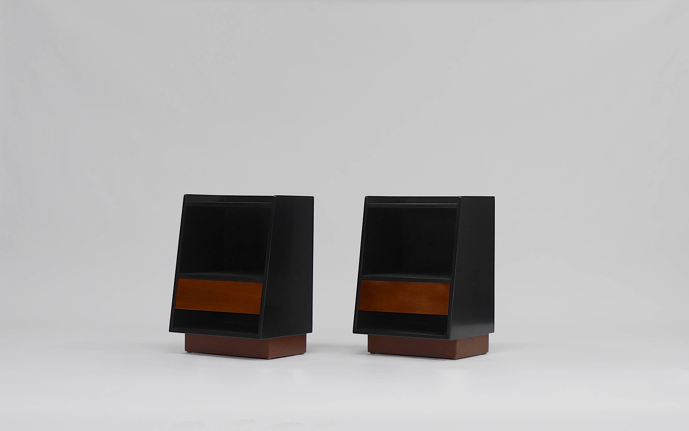 Mid-Century Modern Pair of Nightstands by Edward Wormley for Dunbar For Sale