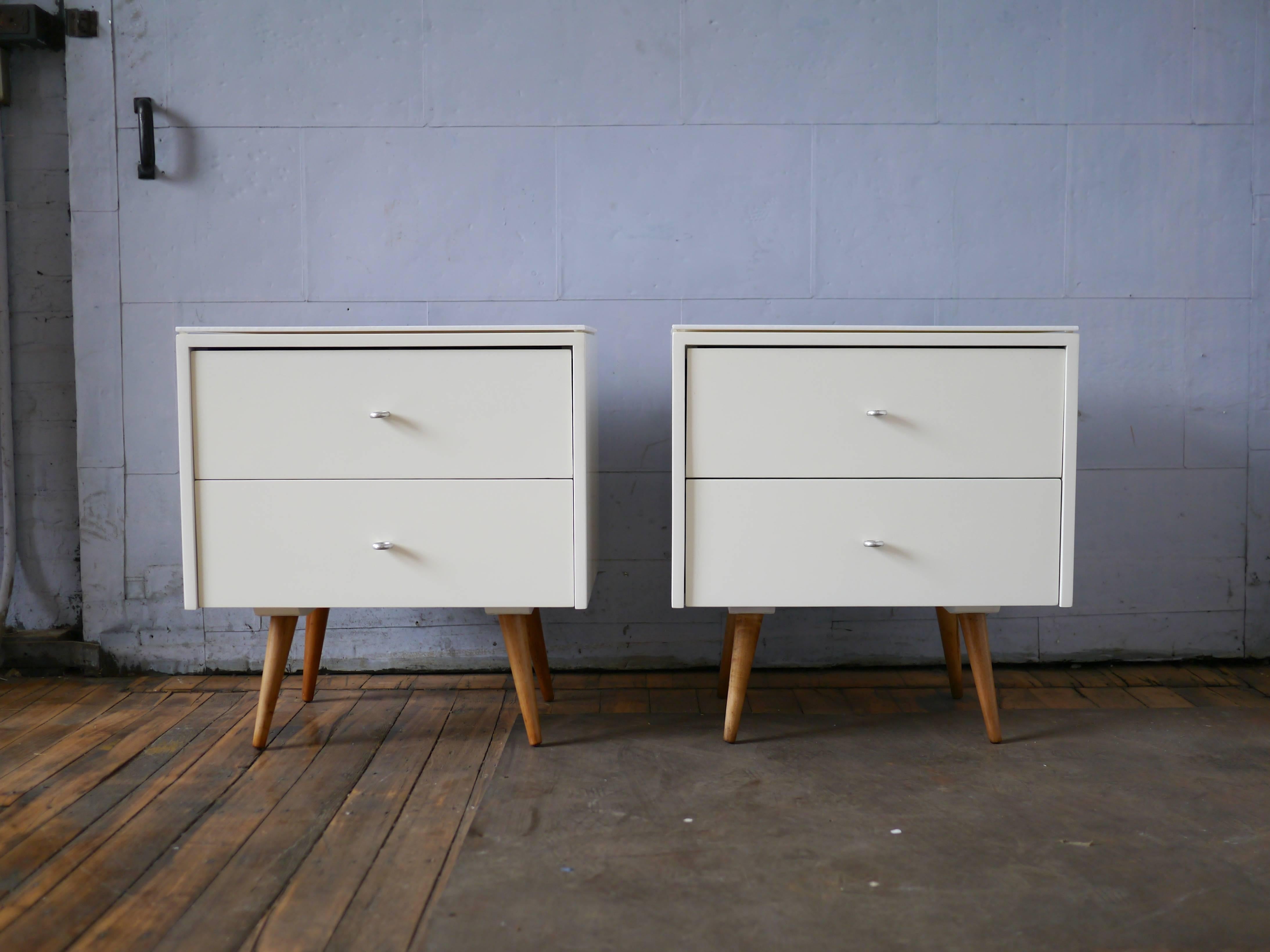 Mid-Century Modern Pair of Paul McCobb Nightstands in White Lacquer with Vitrolite Tops