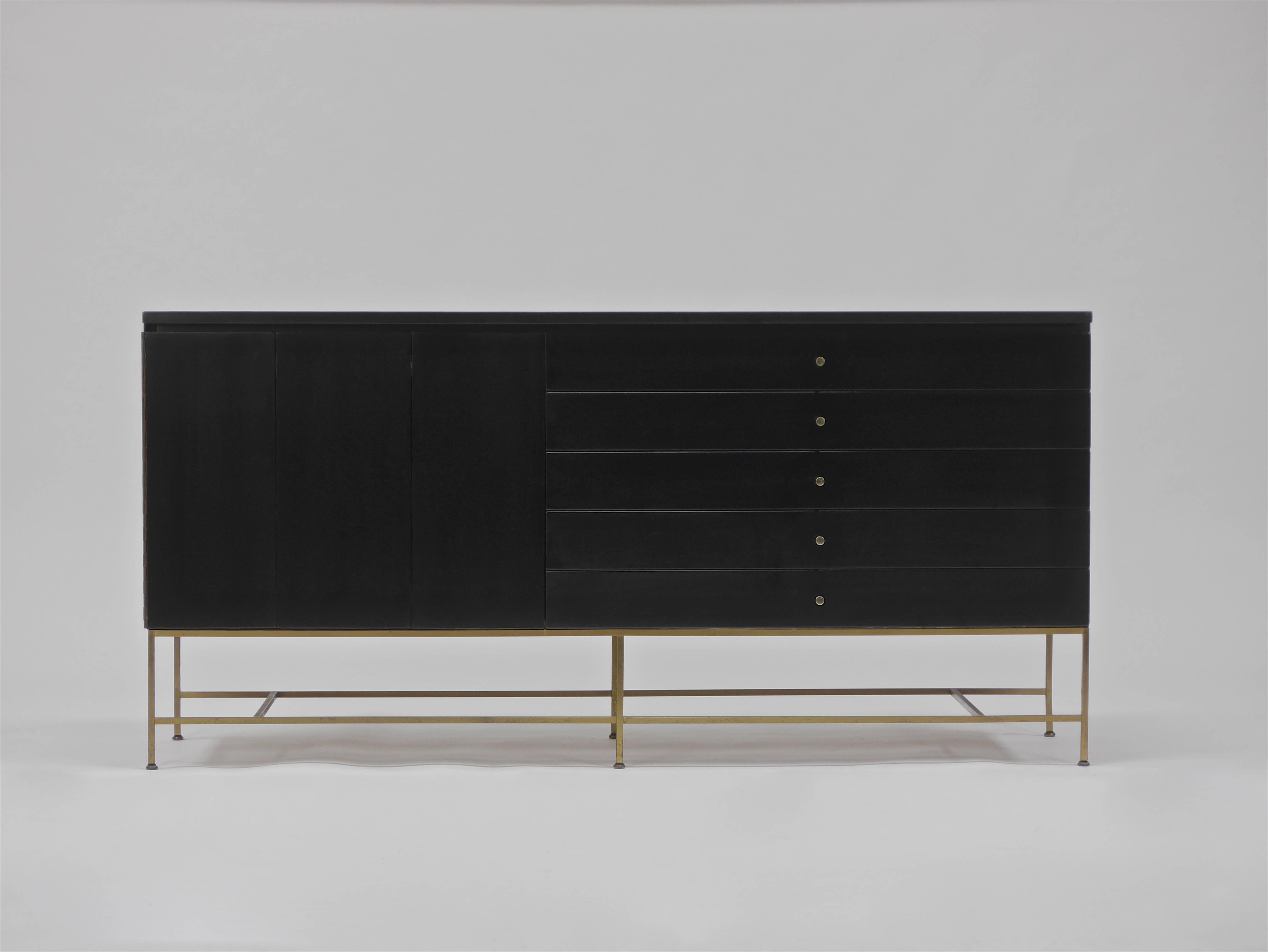 Mid-Century Modern Credenza in Mahogany and Brass by Paul McCobb For Sale