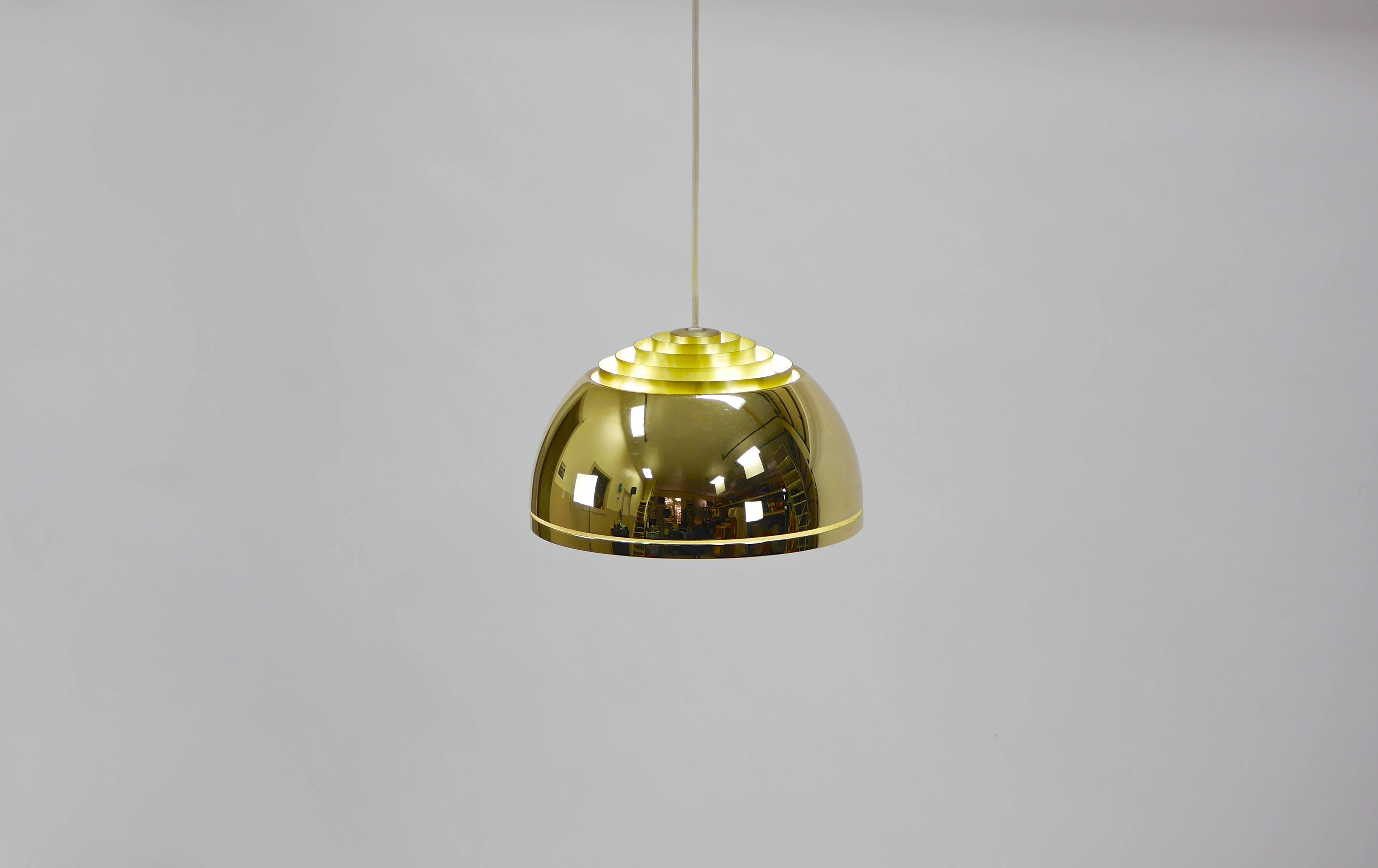 
A beautiful brass pendant light in the manner of Arne Jacobsen manufactured by Lightolier. Having five diffuser rings, a white enamel interior and a frosted glass diffuser.

Body-Brass.
Diffuser rings-brushed brass.
Interior-White