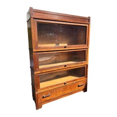 Librería antigua «Barrister» de Globe Wernicke, en madera de roble tigre