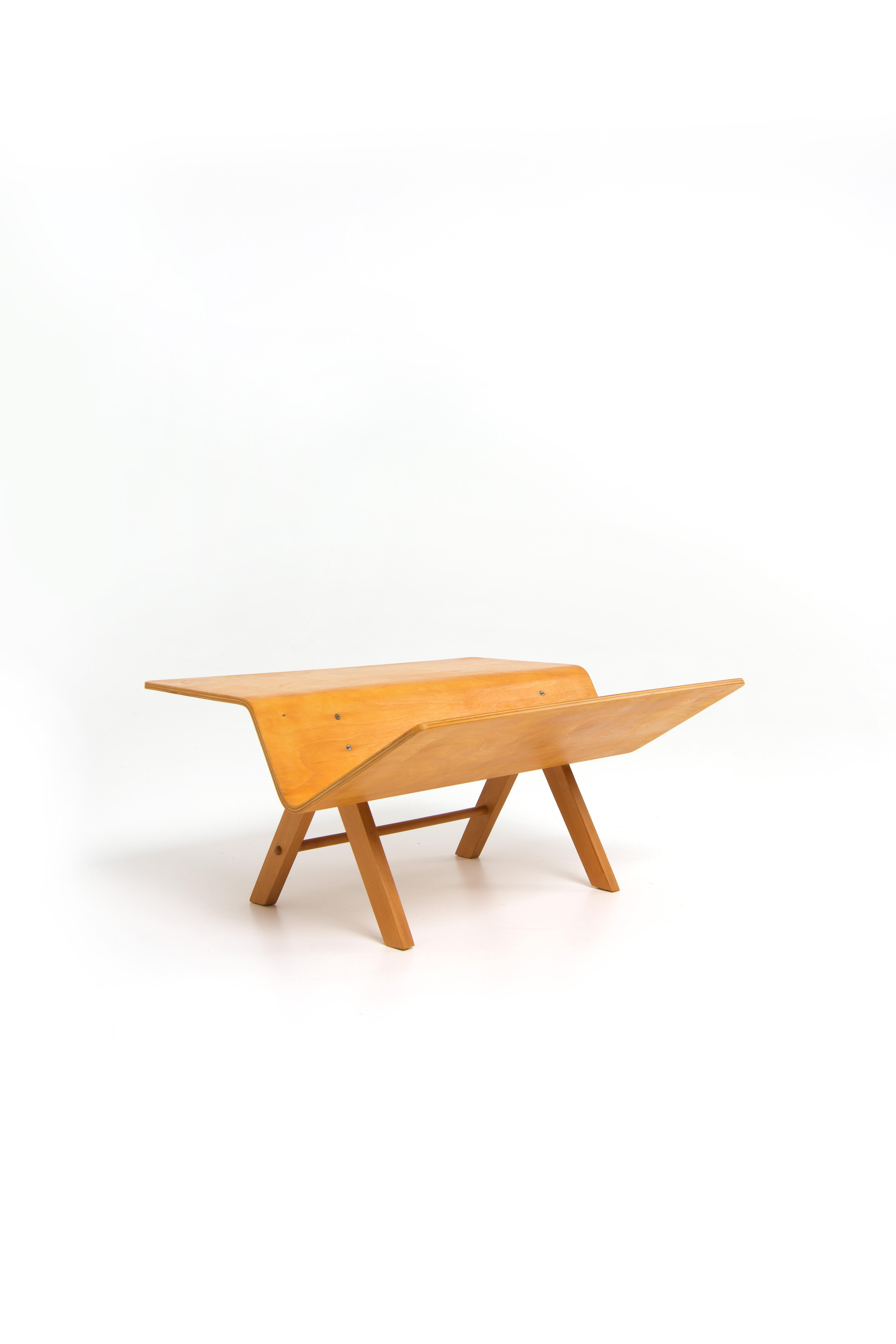 This birch plywood magazine holder - side table was designed by Hein Stolle and manufactured by De Toekomst Holland.
It is one of the earliest plywood designs manufactured in the Netherlands. The side table was likely designed for 'Groep &' (1946