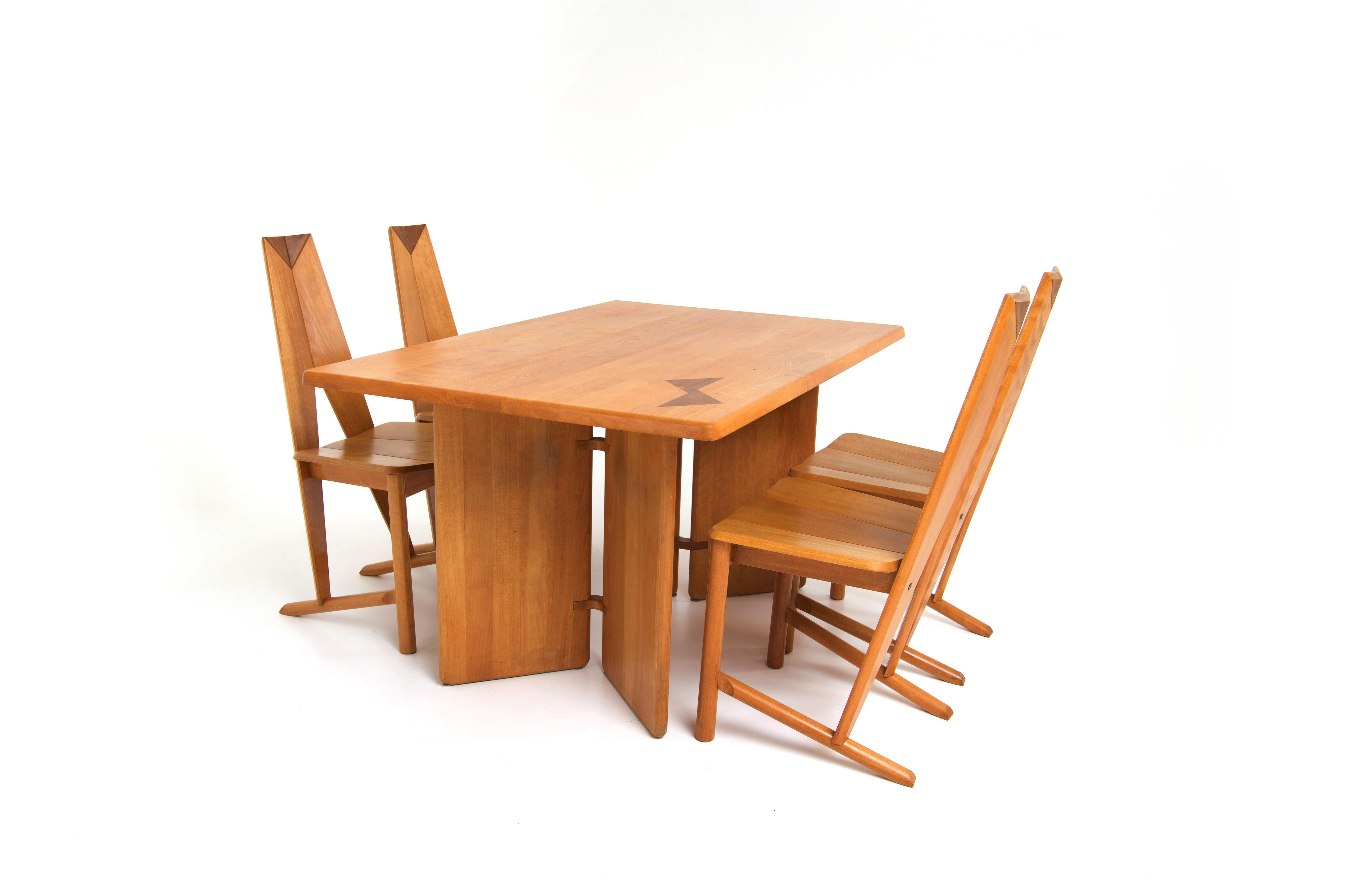 Rare ensemble de salle à manger réalisé par Søren Nissen & Ebbe Gehl pour l'Ebénisterie française Seltz, un petit atelier de menuiserie familial. L'ensemble se compose de 4 chaises et d'une table de salle à manger, fabriquées en hêtre massif. 

Les