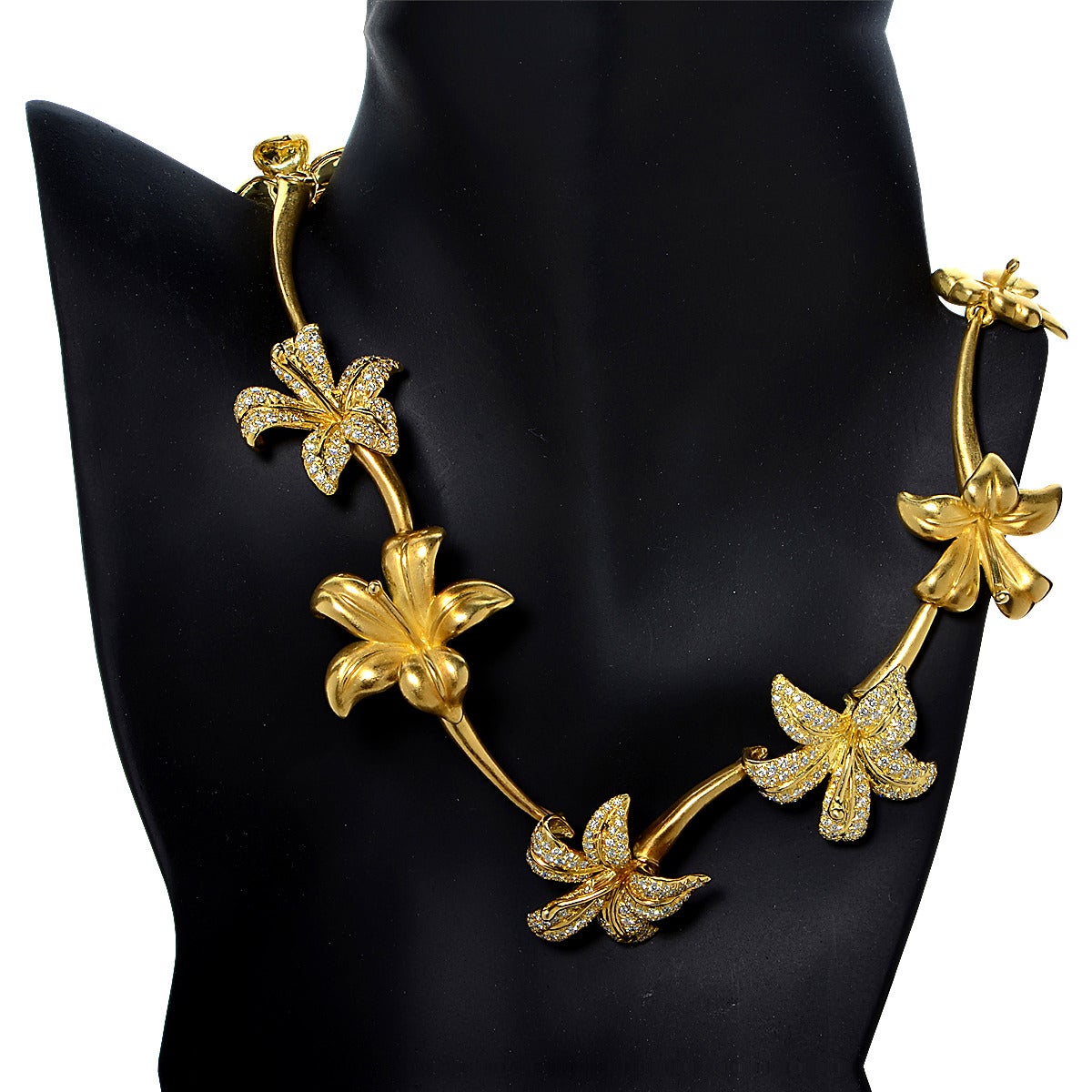 Angela Cummings  Diamond Gold Blossom Necklace In Excellent Condition In Miami, FL