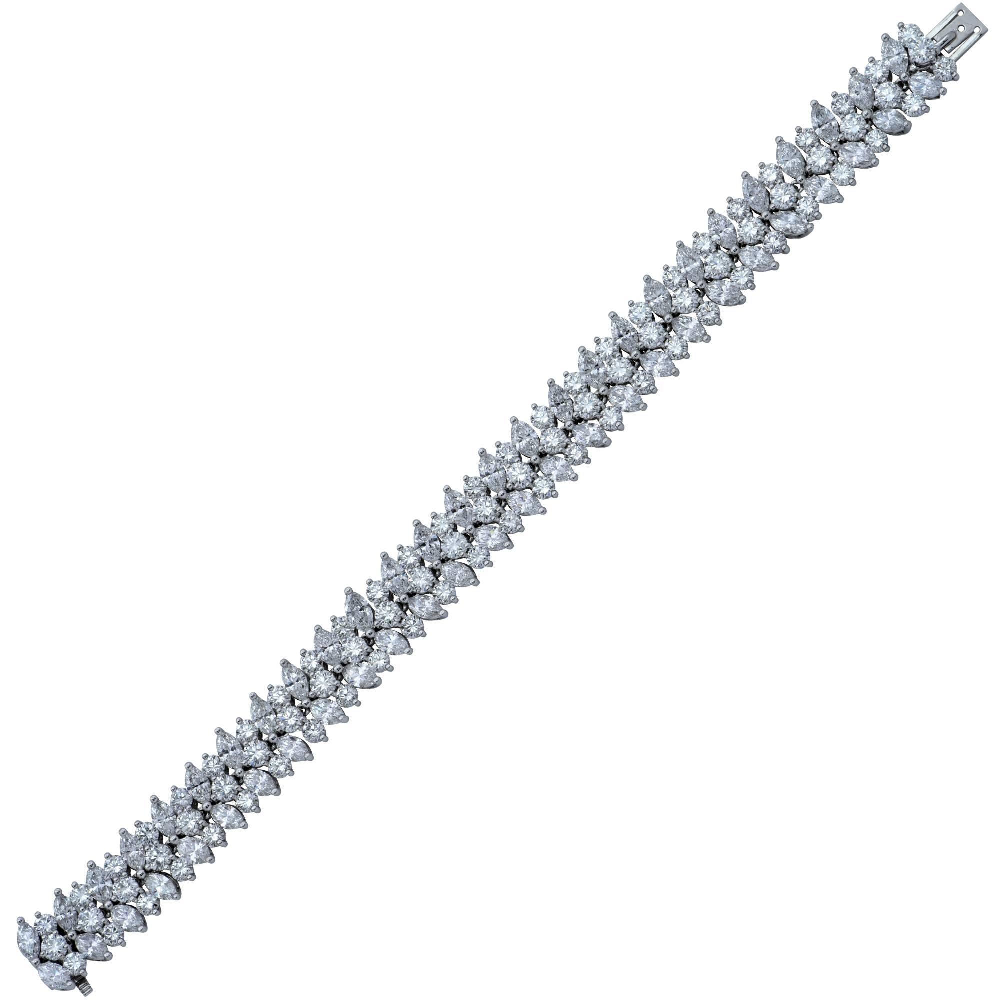 Bracelet en platine de Tiffany & Co. contenant 54 diamants taille marquise pesant approximativement 10.80cts F color VS clarity et 81 diamants ronds taille brillant pesant approximativement 9.45cts F color et VS clarity.

Ce bracelet spectaculaire