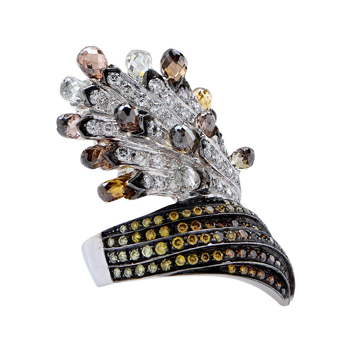 Anello di grande effetto realizzato in oro bianco 18 carati, con 178 diamanti rotondi a taglio brillante e briolette di colore naturale e diamanti bianchi per un peso totale di circa 6,22 carati. Questo anello è una misura 6 e pesa 16 grammi.
