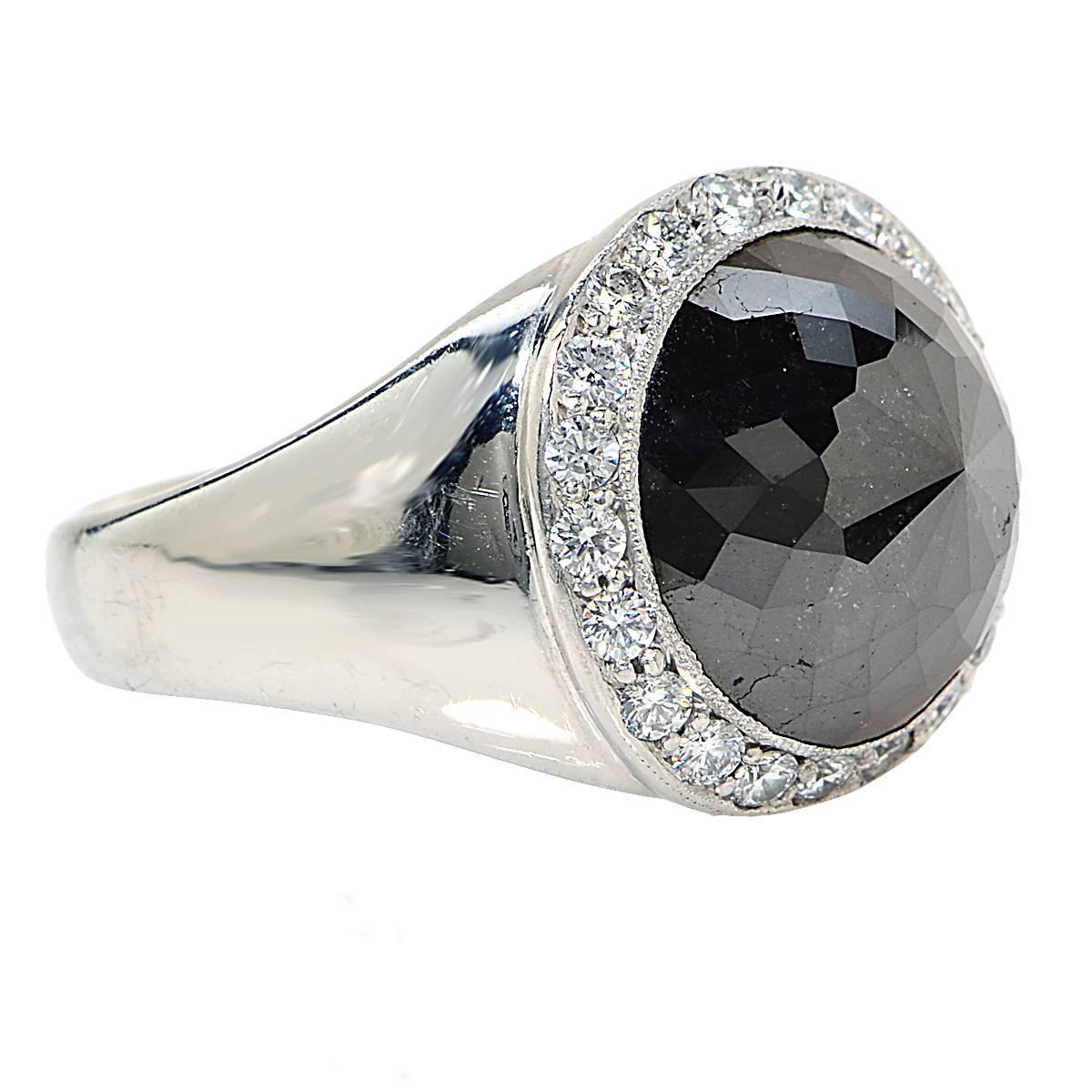 Maßgefertigter Ring aus Platin mit einem schwarzen Diamanten im Rosenschliff mit 12::40 Karat:: akzentuiert von 22 runden Diamanten im Brillantschliff mit einem geschätzten Gesamtgewicht von 0::50 Karat. 

Ringgröße: 9 1/4
Gewicht: 16.32