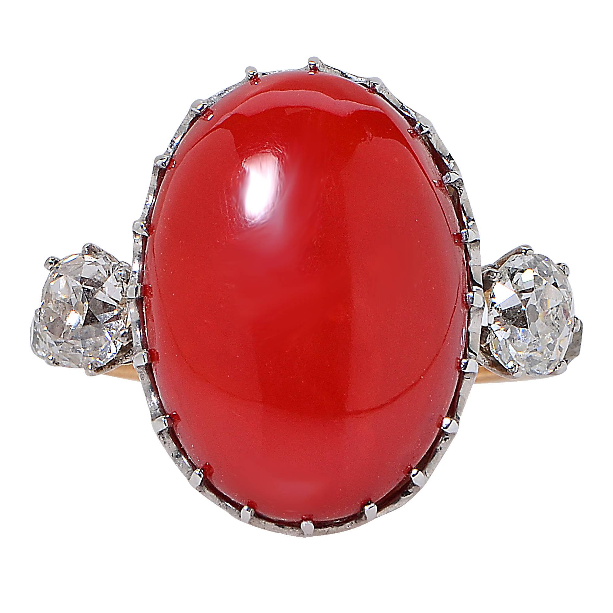 Antiker Korallenring & Diamantring mit einem Korallenstein im Cabochon-Schliff:: flankiert von acht alten Bergbau-Diamanten mit einem geschätzten Gesamtgewicht von 1::15 Karat. 

Ringgröße: 5.75
Gewicht: 8.70 Gramm

Dieser Korallenring wird von