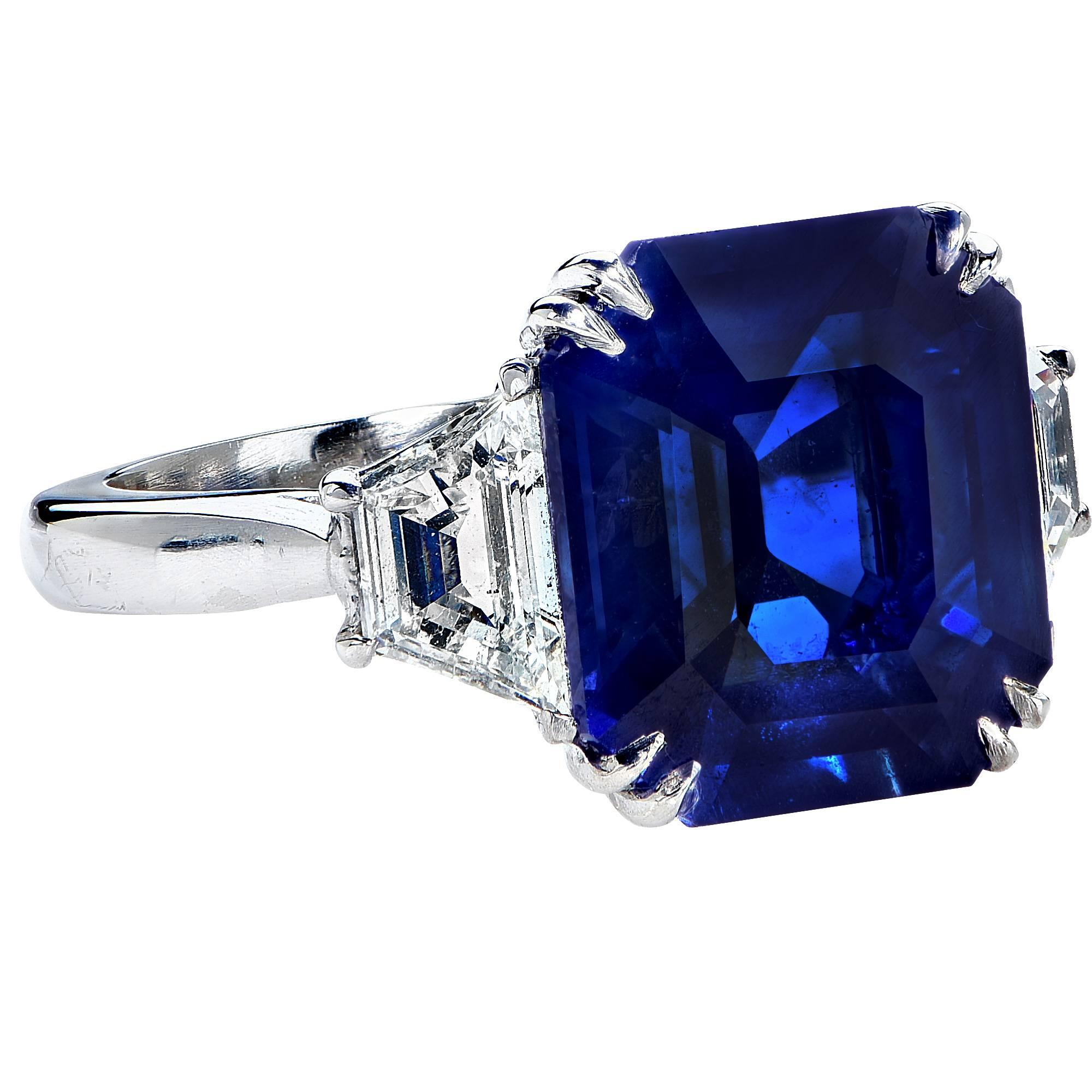 8.24 Karat Natürlicher Tiefblauer Stufenschliff Saphir Diamant Platin Ring im Zustand „Hervorragend“ in Miami, FL