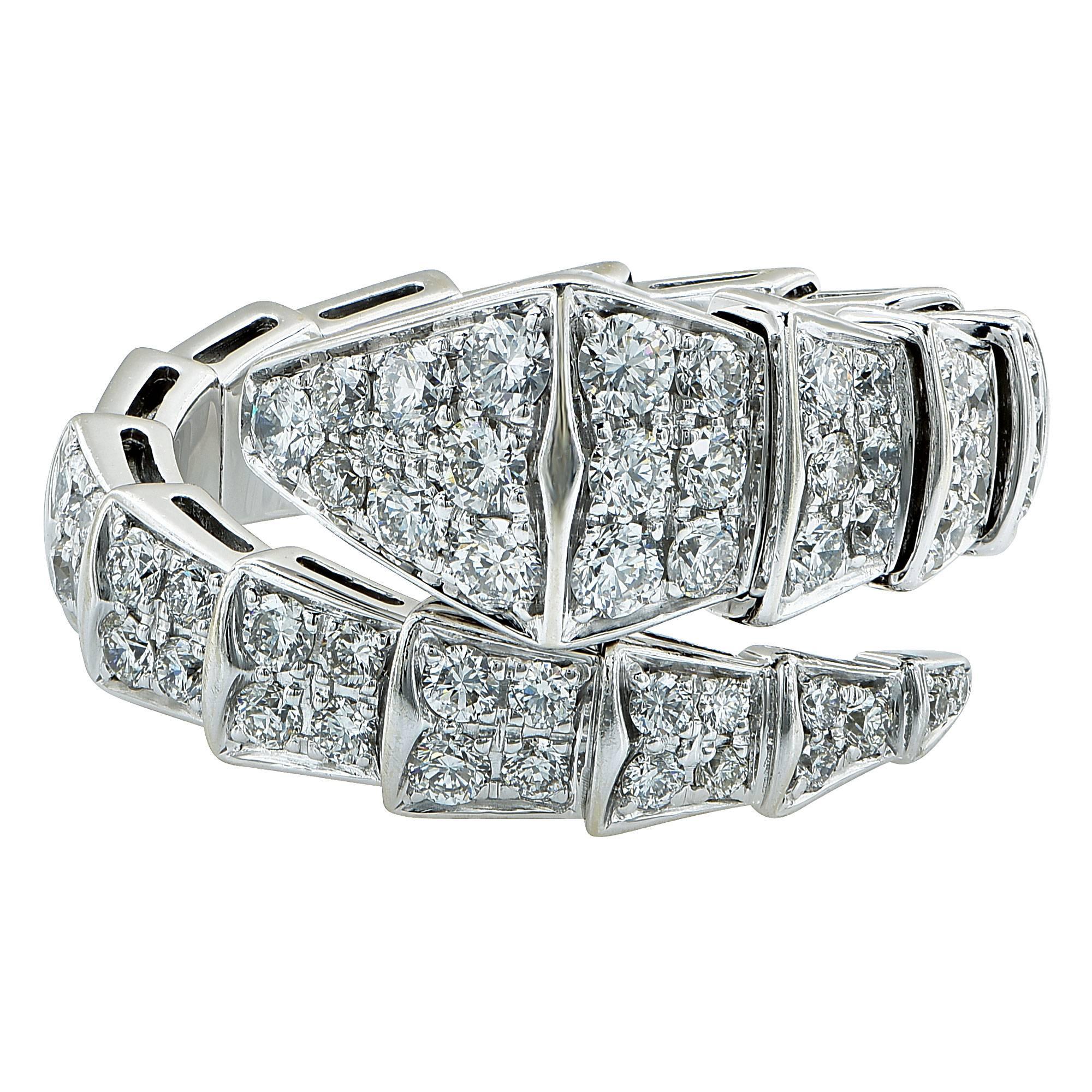 18k Weißgold Bvlgari Serpenti Ring mit 82 runden Diamanten im Brillantschliff mit einem Gesamtgewicht von etwa 1::8cts F Farbe VS Reinheit. Dieser Ring wird mit der Originalschatulle und der Empfangsbestätigung von Bvlgari geliefert. 

Ringgröße: L