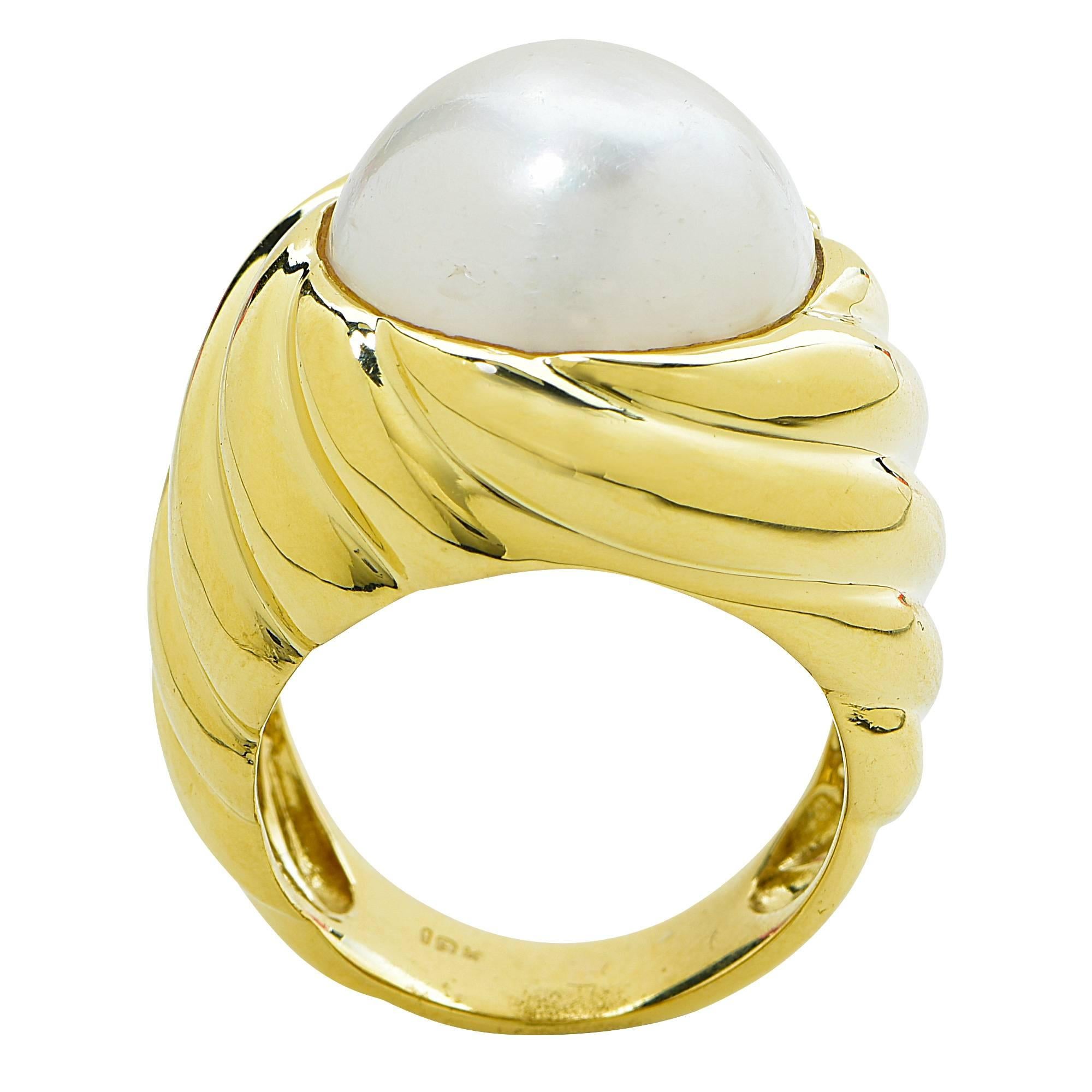 Tiffany & Co. Mabe Pearl Gold Ring In Excellent Condition In Miami, FL
