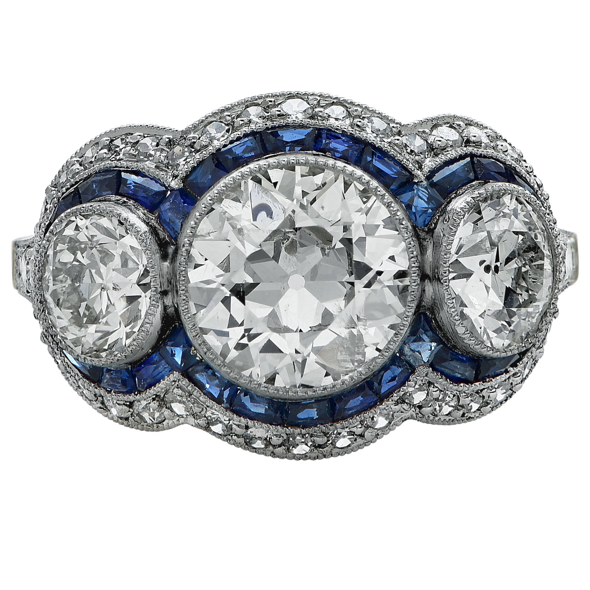 Platin-Deko-Stil Diamantring mit einem 1::73 European Cut Diamant L Farbe und I1 Klarheit Flanker von 2 European Cut Diamanten mit einem Gewicht von 1::36cts J Farbe und VS Klarheit von 30 benutzerdefinierten geschnitten Saphiren mit einem Gewicht