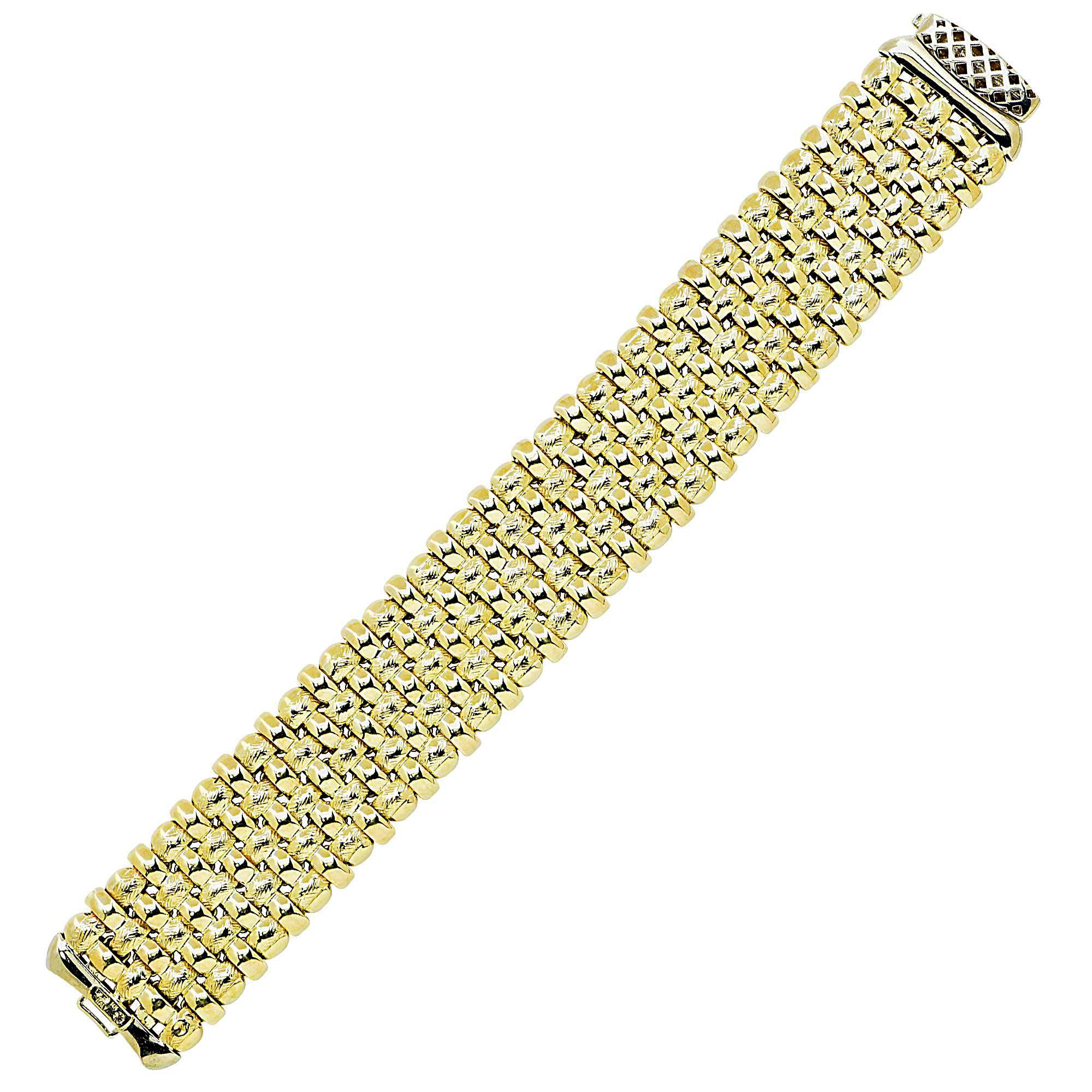 Gold Diamond Clasp Bracelet In Excellent Condition In Miami, FL