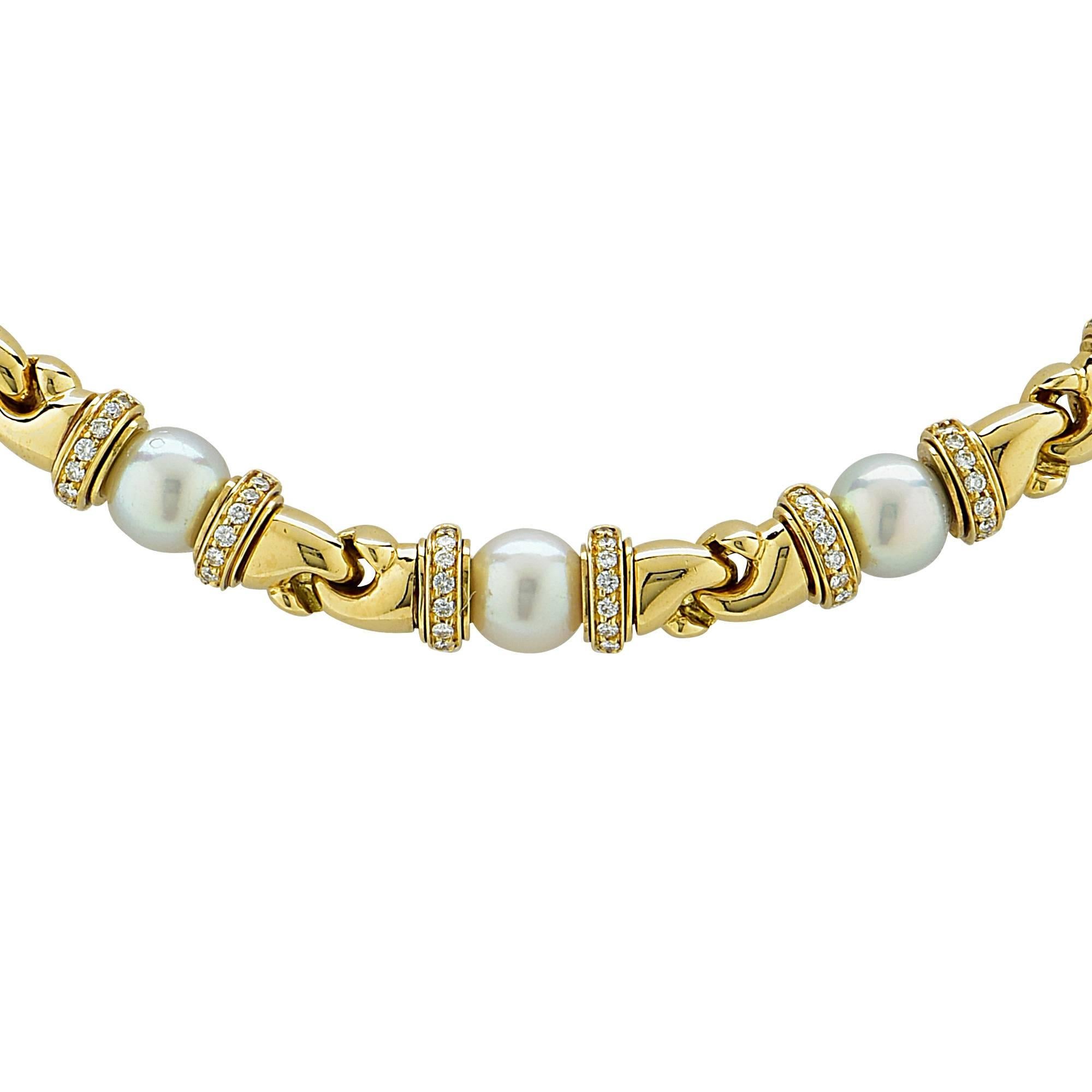 18k yellow gold Bvlgari Passo Doppio necklace featuring 17 Akoya pearls measuring 7.6mm accented diamond rondells set with 297 round brilliant cut diamonds weighing approximately 3cts total, F color VS clarity. French hallmarks.

Metal weight: