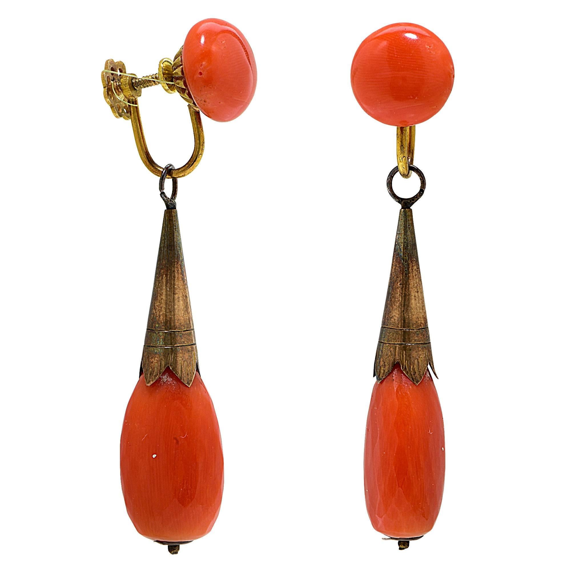 18k yellow gold coral dangle earrings.

The earrings measure 2.30 inches in height by .48 inch in width by .65 inch in depth.
They are stamped and tested as 18k gold.
The metal weight is 14.30 grams.

These coral earrings are accompanied by a