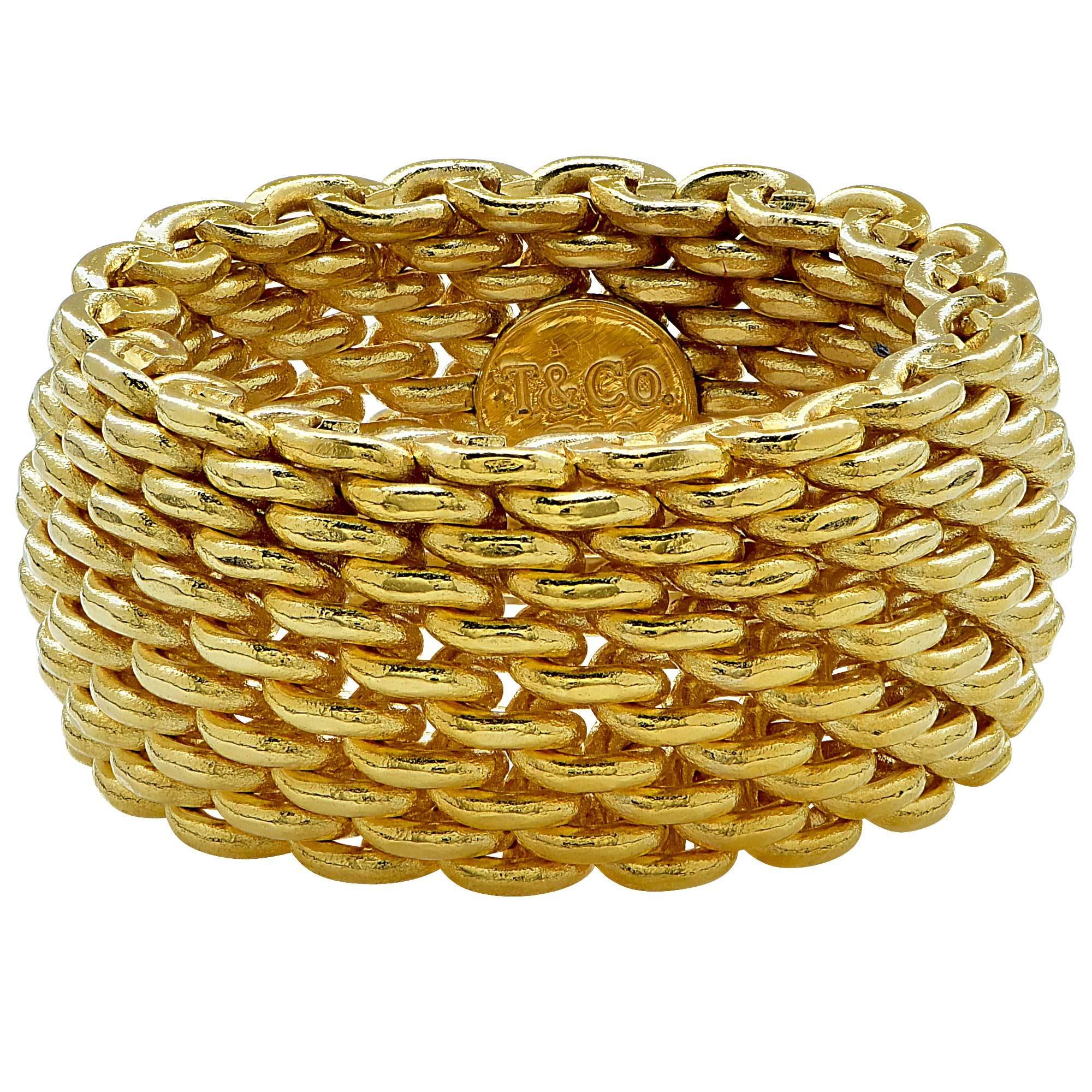 18K yellow gold Tiffany and Company mesh ring.

The classical ring is a size 5.5 and cannot be sized up or down. It measures 10mm wide.
It is stamped and tested as 18k gold.
The metal weight is 12.28 grams.

This Tiffany & Co. yellow gold
