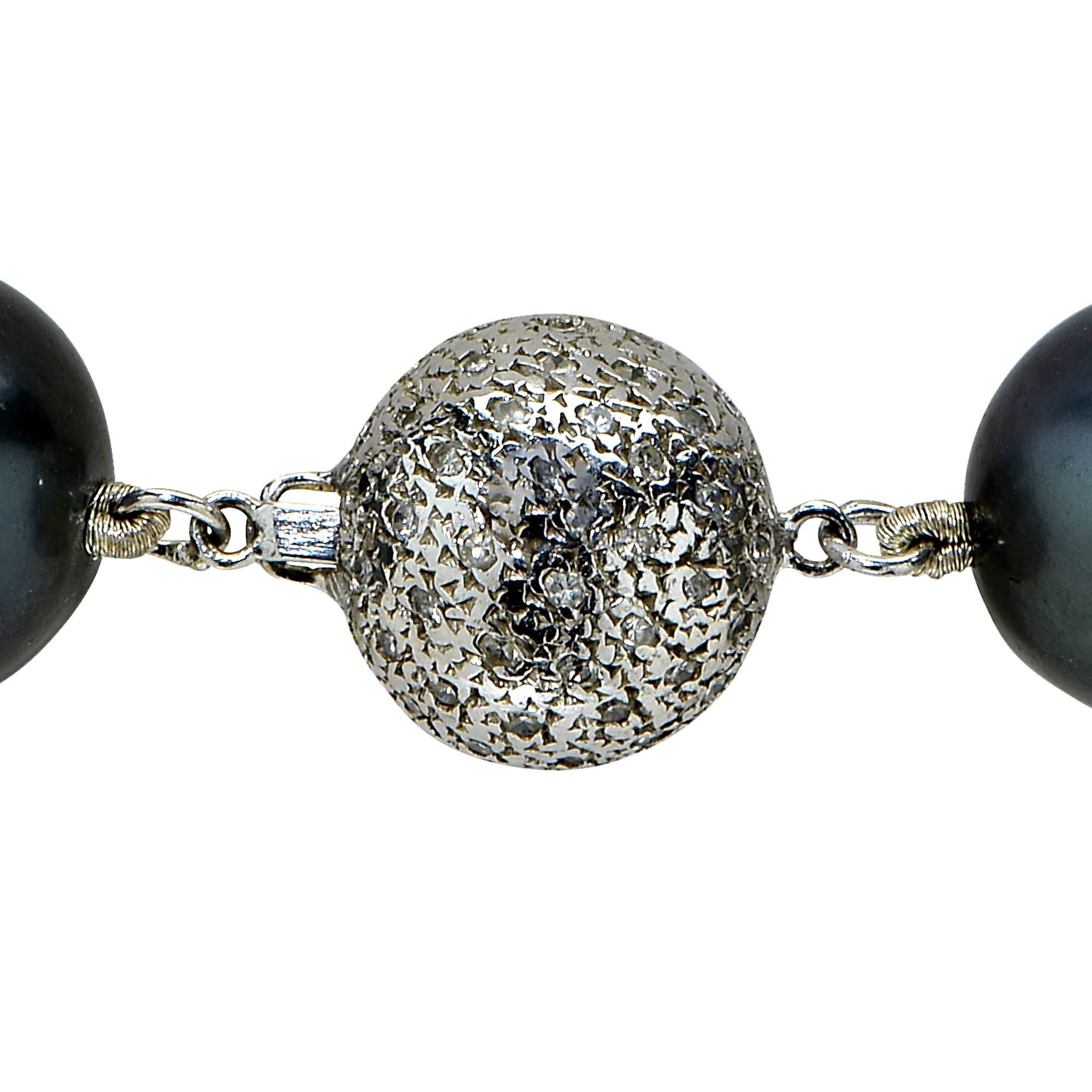 Südsee-Halskette aus schwarzer Perle mit Verschluss aus Weißgold (Ungeschliffen) im Angebot