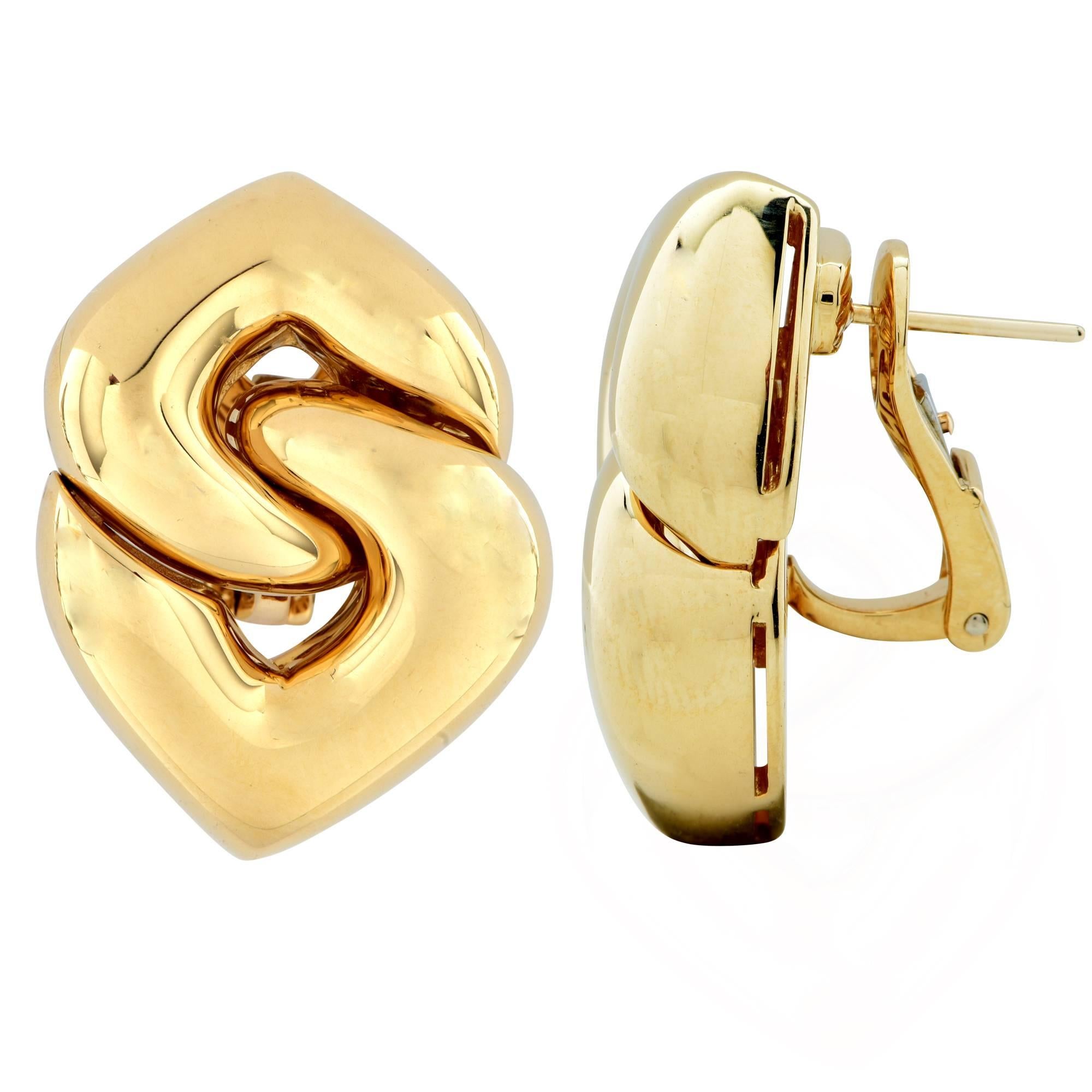 Beautiful 18k Yellow Gold Bvlgari Doppio earrings featuring a high polish interlocking heart design.

These fabulous earrings measure 1.20 inches by .90 inch.
It is stamped and/or tested as 18k gold.
The metal weight is 37.96 grams.

These Bvlgari