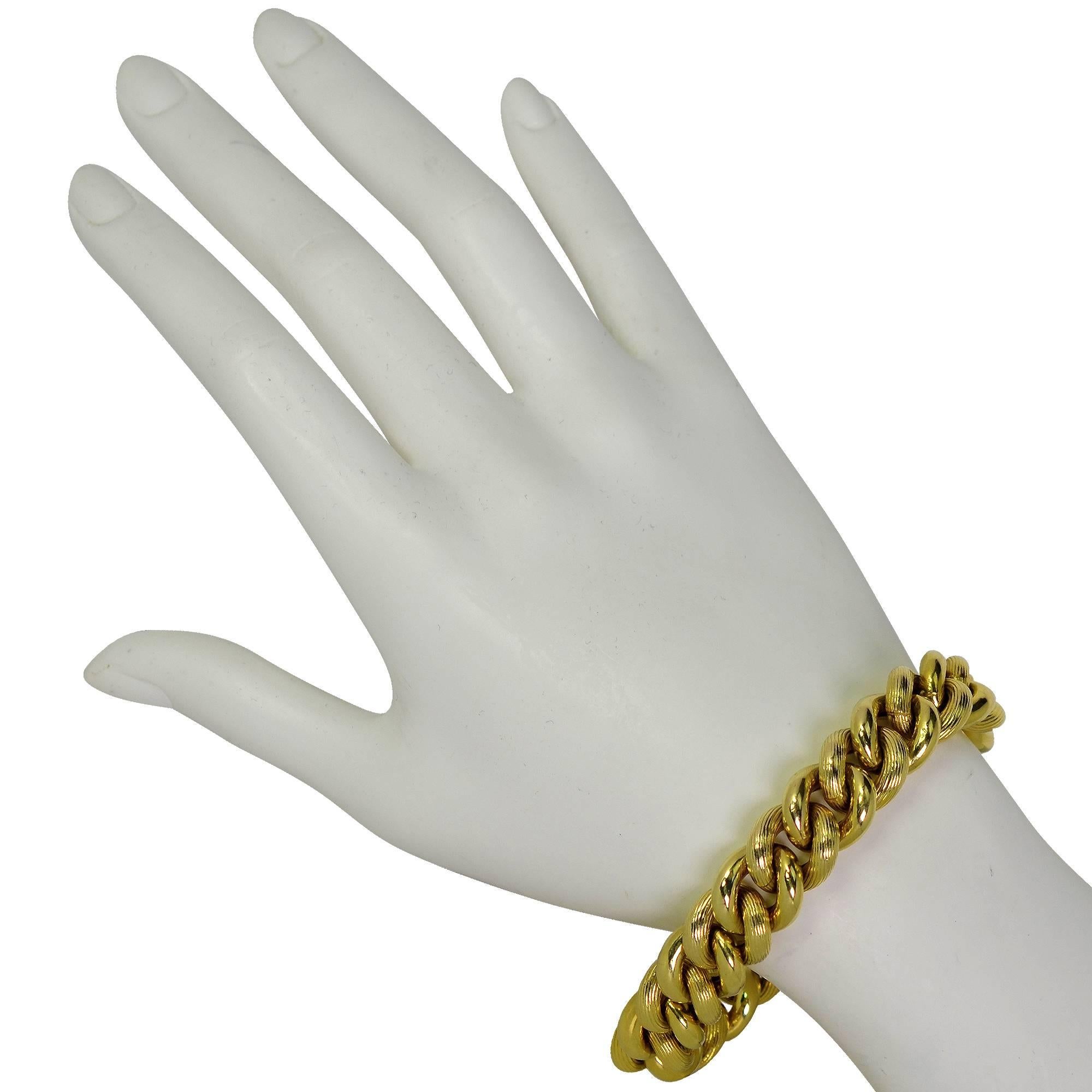 Italian 14k yellow gold Unoaerre bracelet featuring an alternating high polish and textured link design. 

This bracelet measures 7.75 inches in length by .60 inches wide.
It is stamped and/or tested as 14k gold.
The metal weight is 39.10
