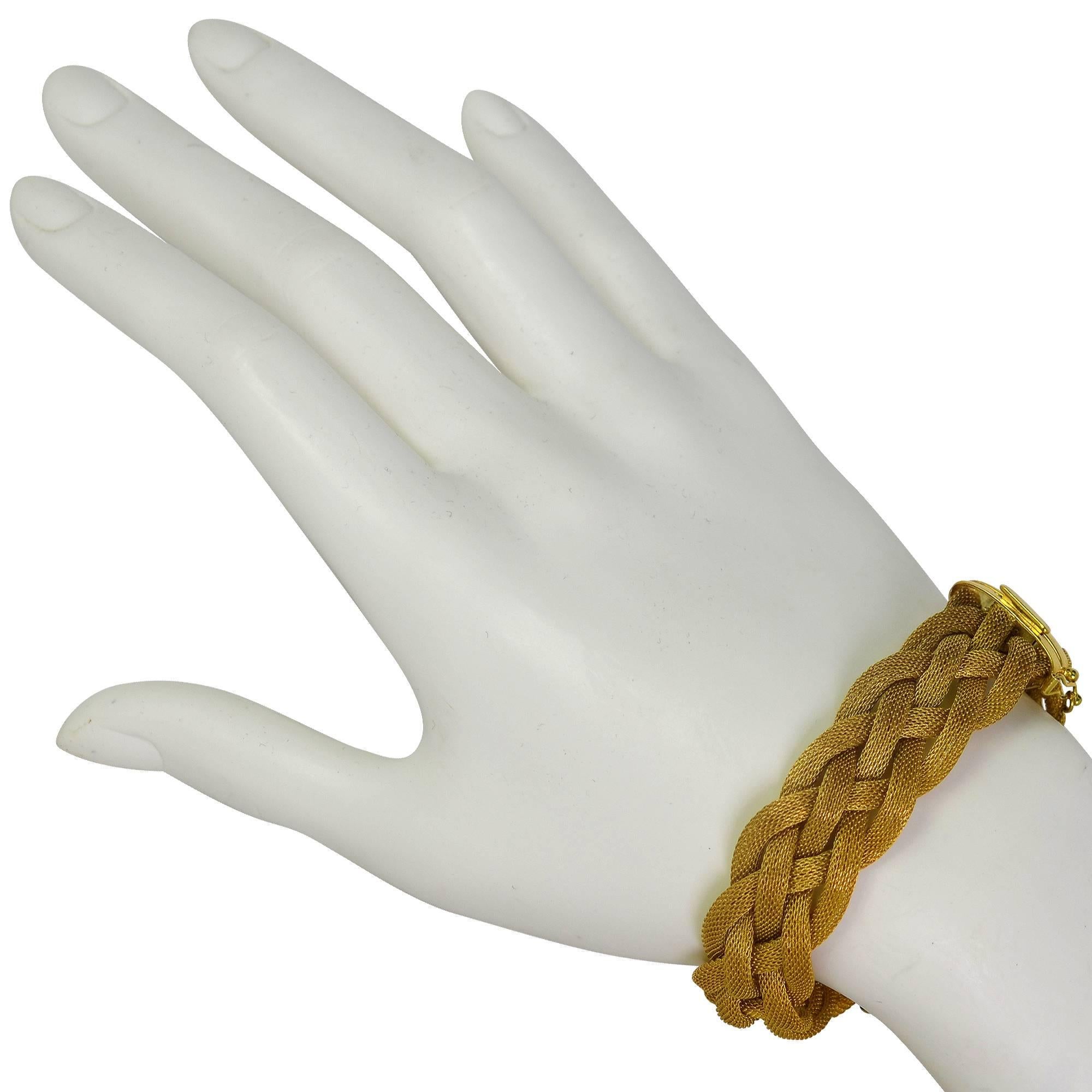 Stunning Italian 14k yellow gold Unoaerre bracelet featuring 14k yellow gold mesh braided to form a Silky smooth bracelet.

This bracelet measures 7.25 inches in length by .7 inches wide.
It is stamped and/or tested as 14k gold.
The metal weight is