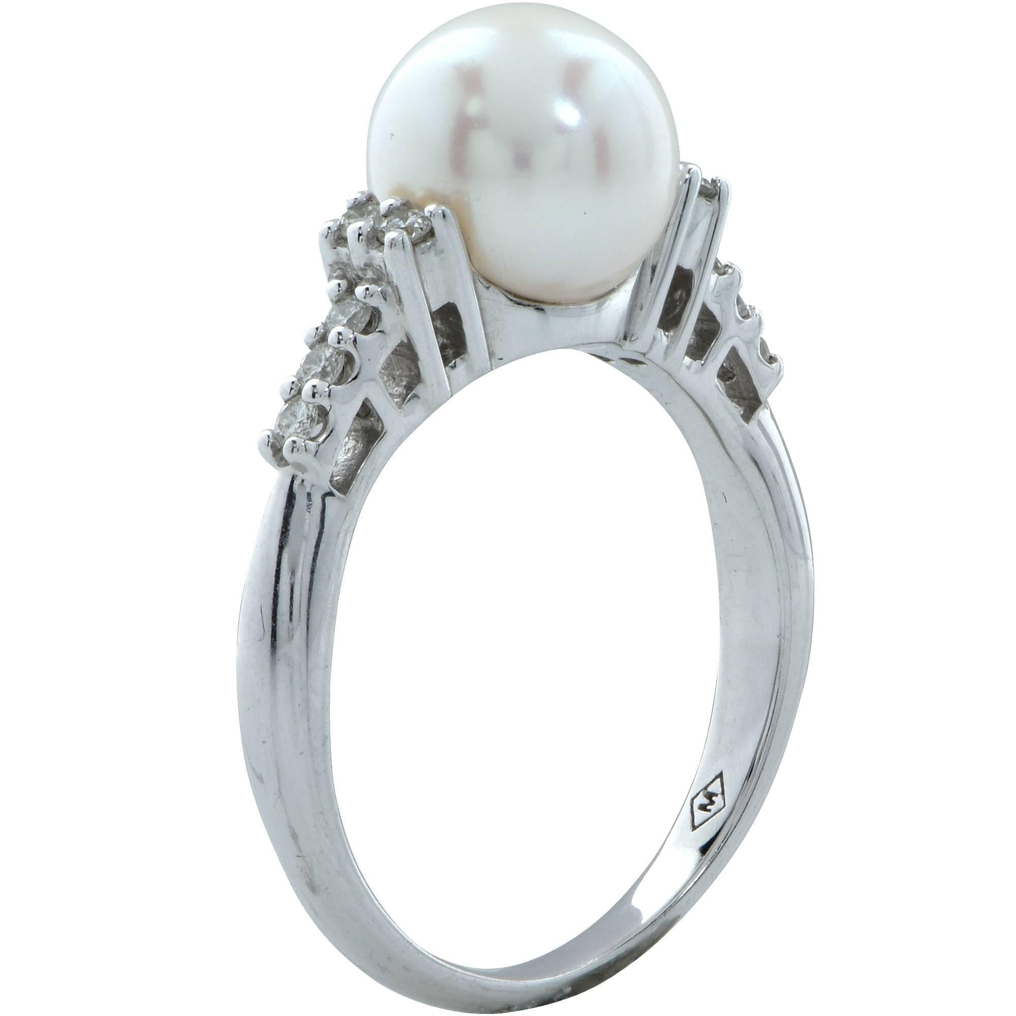 14k white gold ring featuring a 8.6mm pearl accented by 10 round brilliant cut diamonds weighing approximately .20cts total, G color VS clarity.

The ring is a size 7 and can be sized up or down.
Measurements are available upon request.
It is
