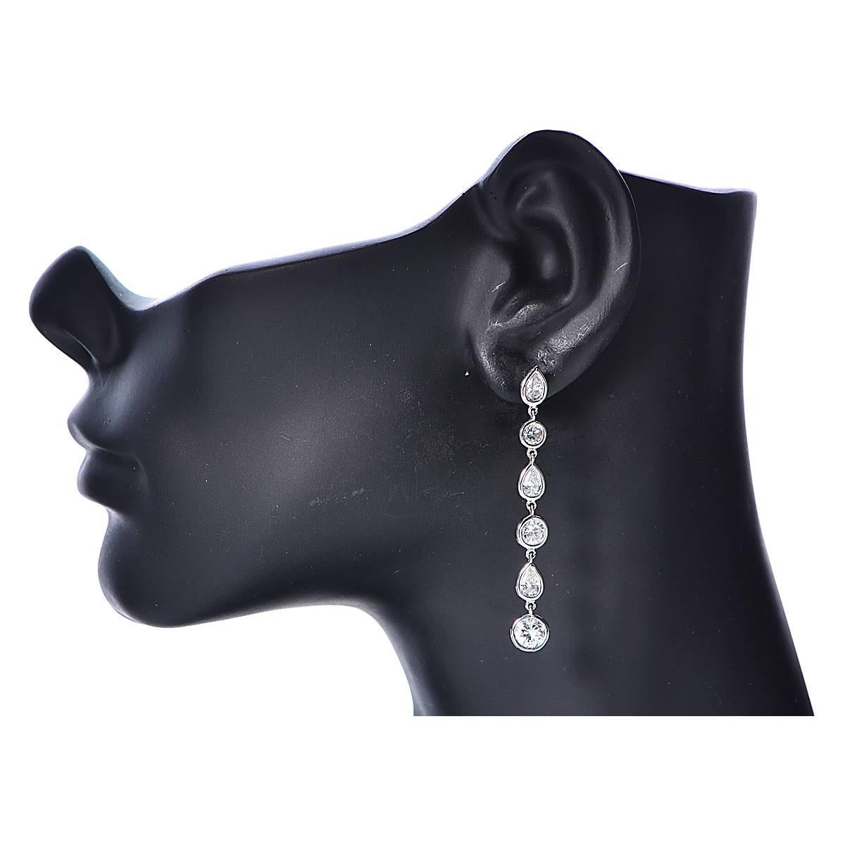 Platin-Ohrringe mit 6,52 Karat Diamanten im runden Brillantschliff und im Birnenschliff.