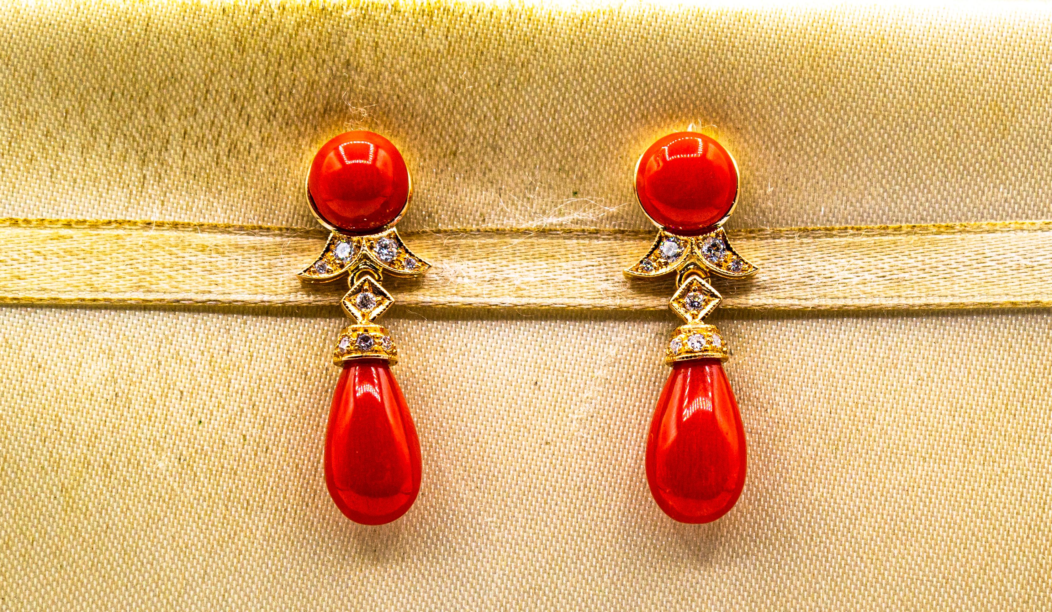 Taille brillant Clous d'oreilles en or jaune de style Art déco avec corail rouge méditerranéen et diamants blancs en vente