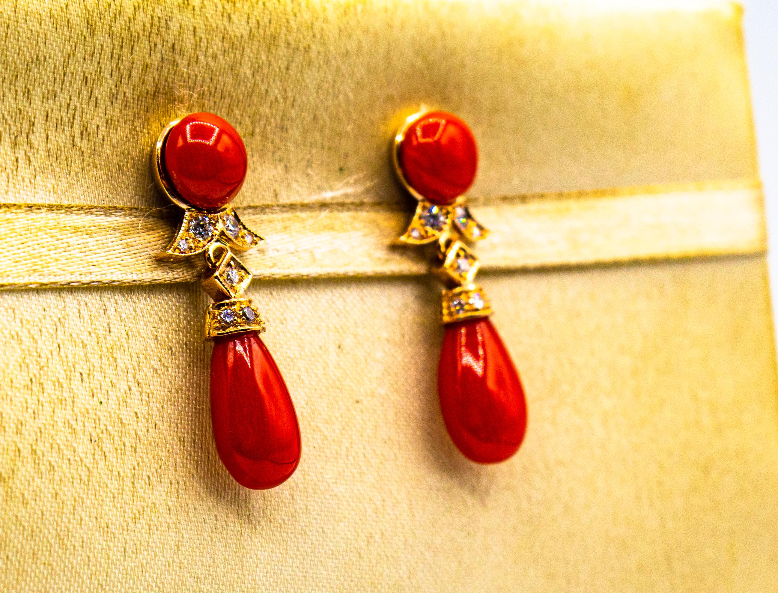 Clous d'oreilles en or jaune de style Art déco avec corail rouge méditerranéen et diamants blancs Neuf - En vente à Naples, IT