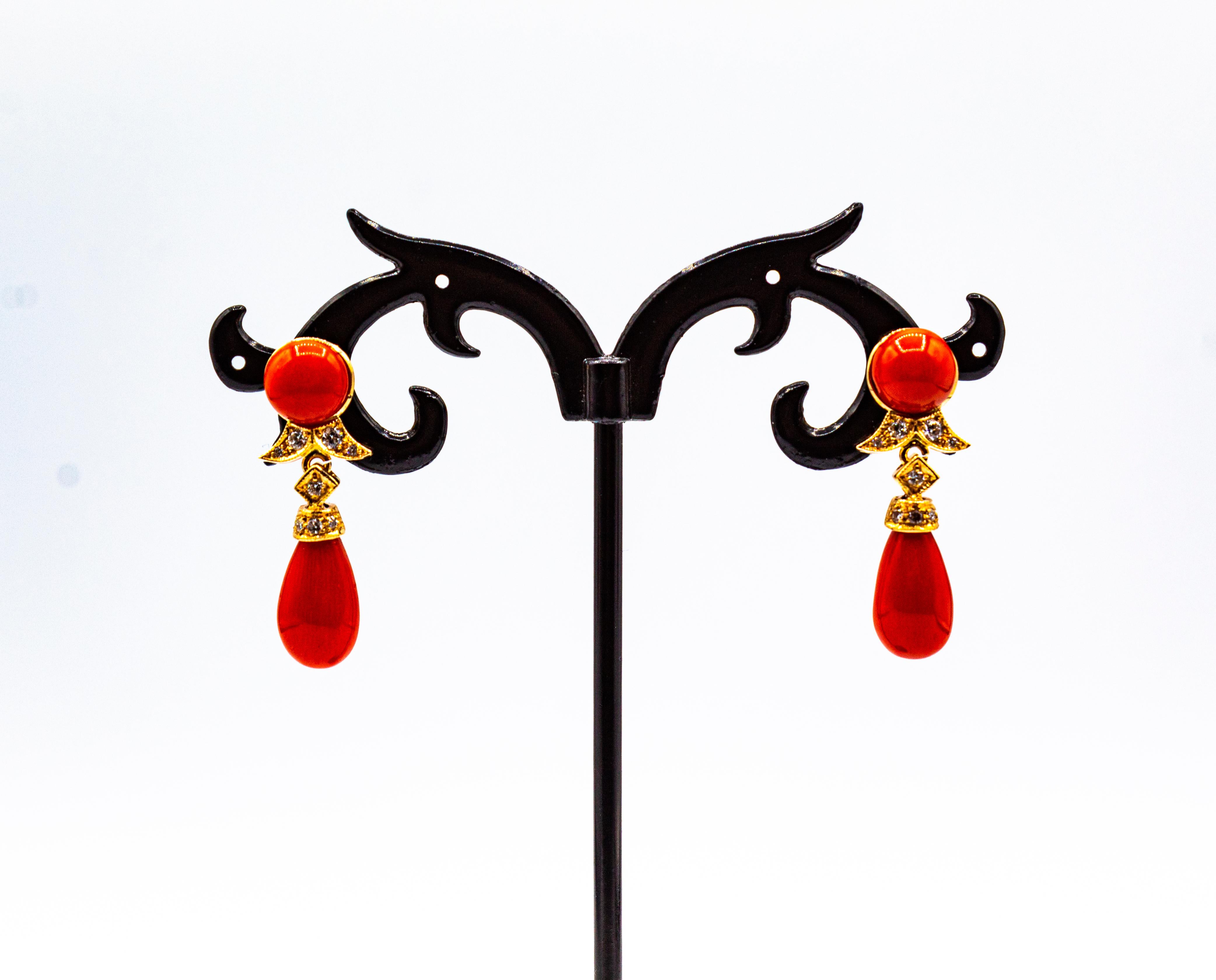 Clous d'oreilles en or jaune de style Art déco avec corail rouge méditerranéen et diamants blancs en vente 1