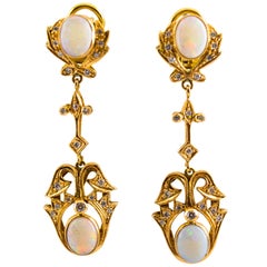 Clips d'oreilles en or jaune avec opale de 3,90 carats et diamants blancs de 0,90 carat