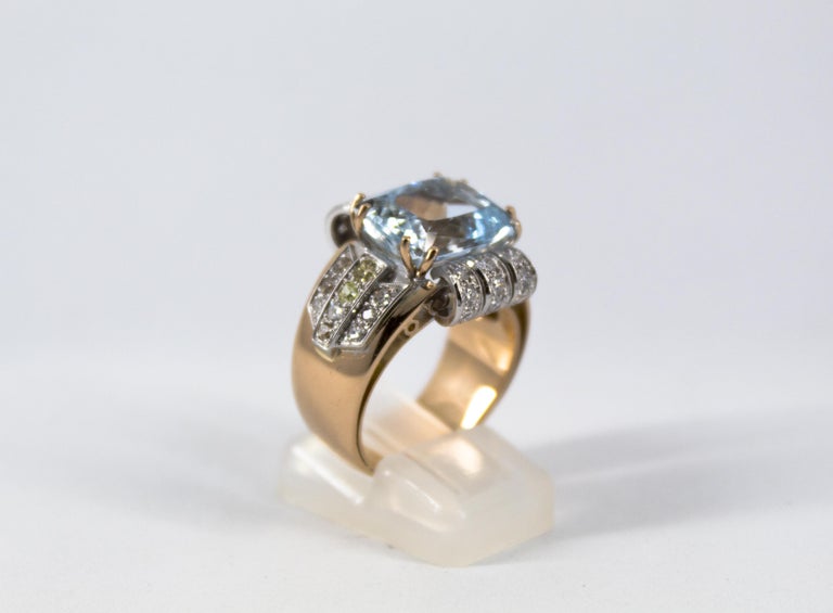 Renaissance Art Deco Style 7.18 Carat Aquamarine 0.94 Carat Diamond Yellow Gold Ring For Sale