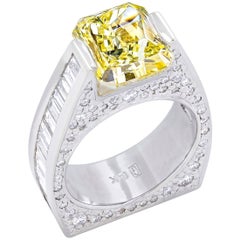 "Etoile du Printemps" White Gold Ring with Fancy Yellow Diamond