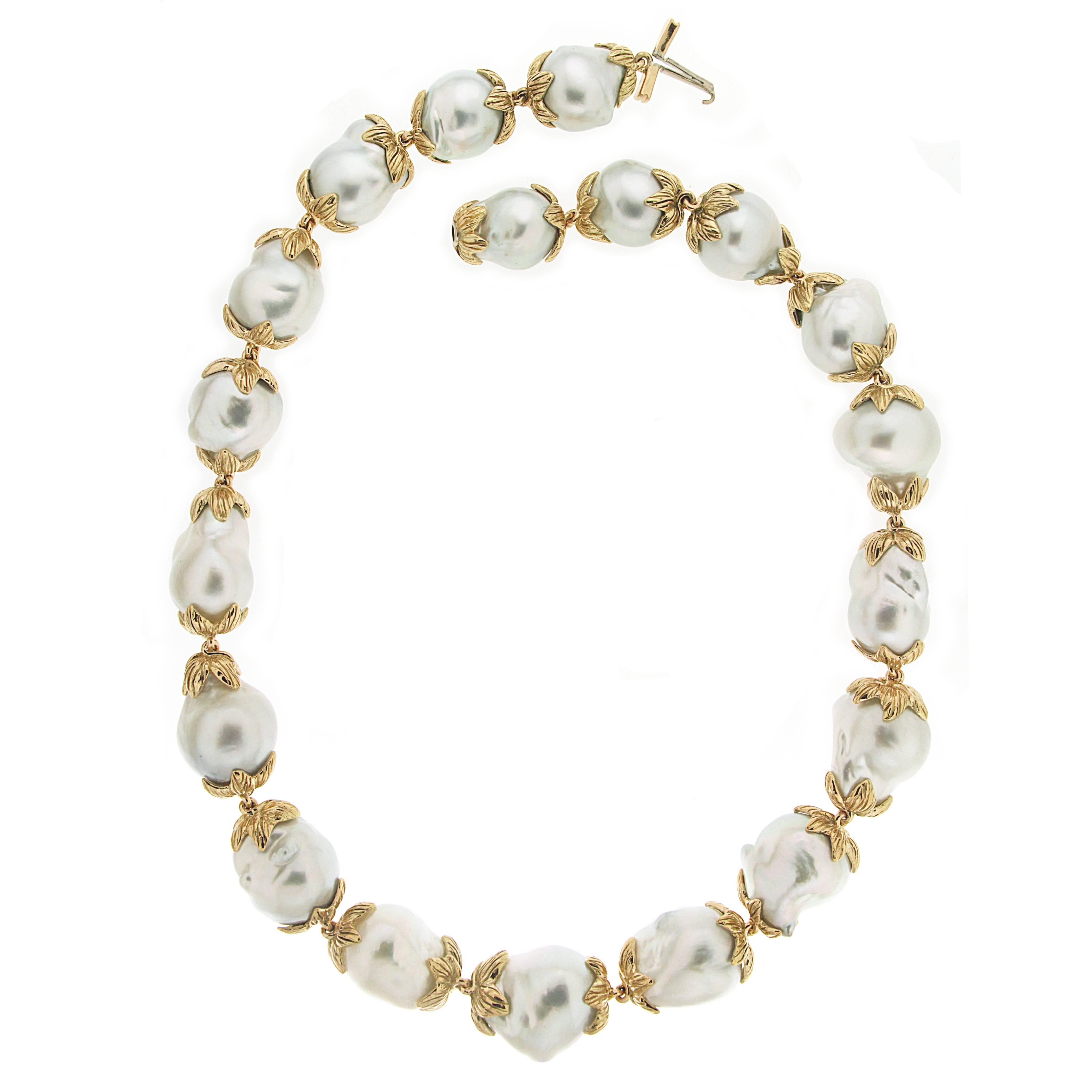 This necklace features 19 South Sea Pearls (21x18mm to 17x14mm) with gold leaf motif connectors in between. The necklace is finished in 18kt yellow gold.