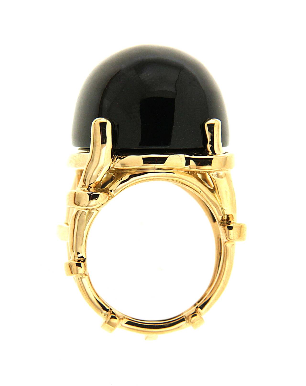 This Chic Trellis ring is made in 18kt yellow gold with Oval Cabochon of black Jade.