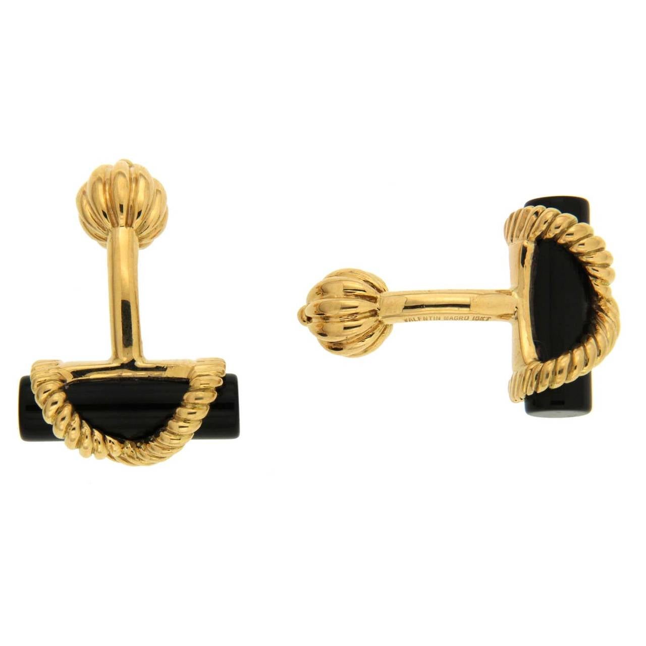 These cufflinks are made in 18kt yellow gold, they feature onyx round bars.