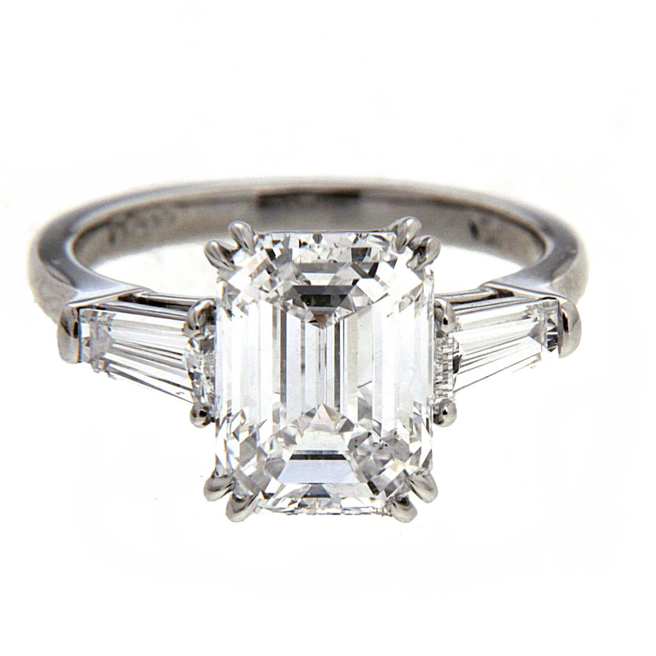 This beautiful engagement ring features a GIA certified 3.25 carat center diamond emerald cut (E VS2) and 0.73 carat total weight of tapered baguettes (EF VS1), it is made in platinum.