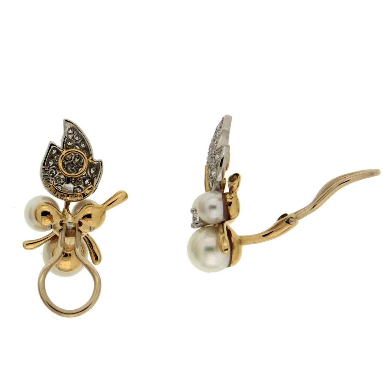 This pair of Single Pave Leaf Earrings with round brilliant diamonds and Pearl cluster is made in 18K Yellow Gold and Platinum.
Diamonds total weight 1.14 ct