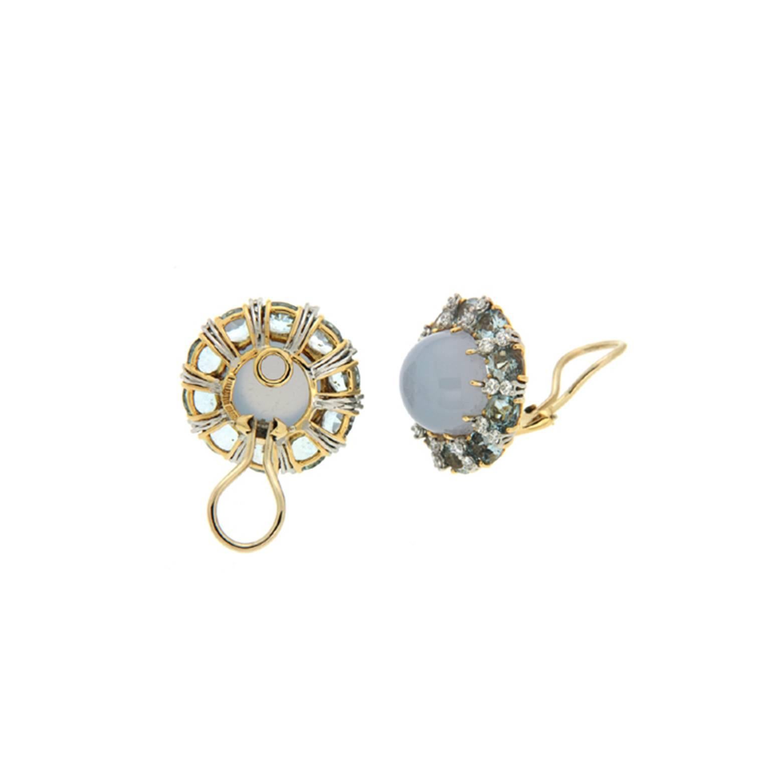 These earrings are made in 18kt yellow gold and platinum, they feature cabochon chalcedony stones in the center with 11.20 carat total weight of oval aquamarine all around, a total of forty round brilliant diamonds are set between the aquamarines