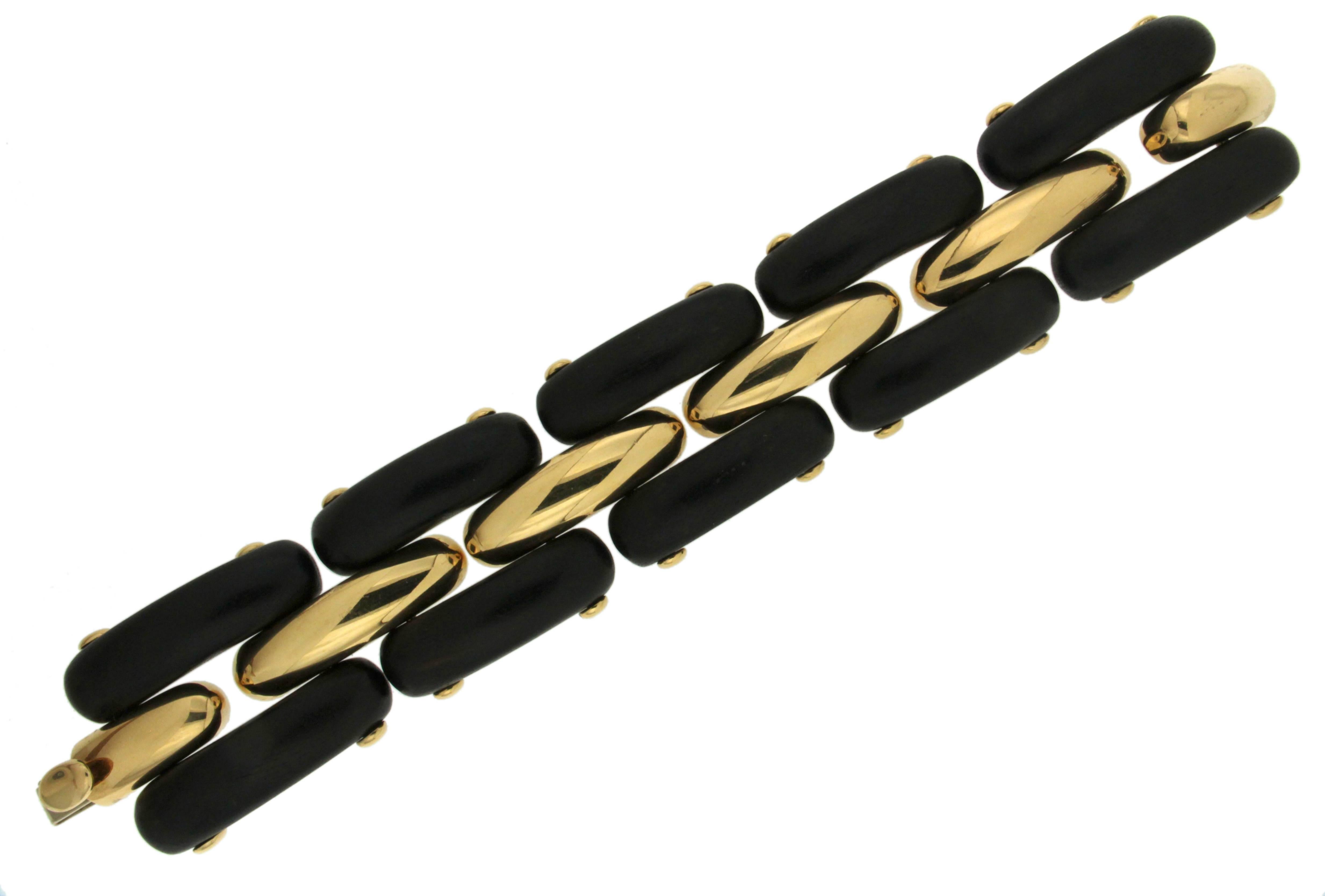 This flexible bracelet is made with five sections of wood and 18kt yellow gold connectors in between.